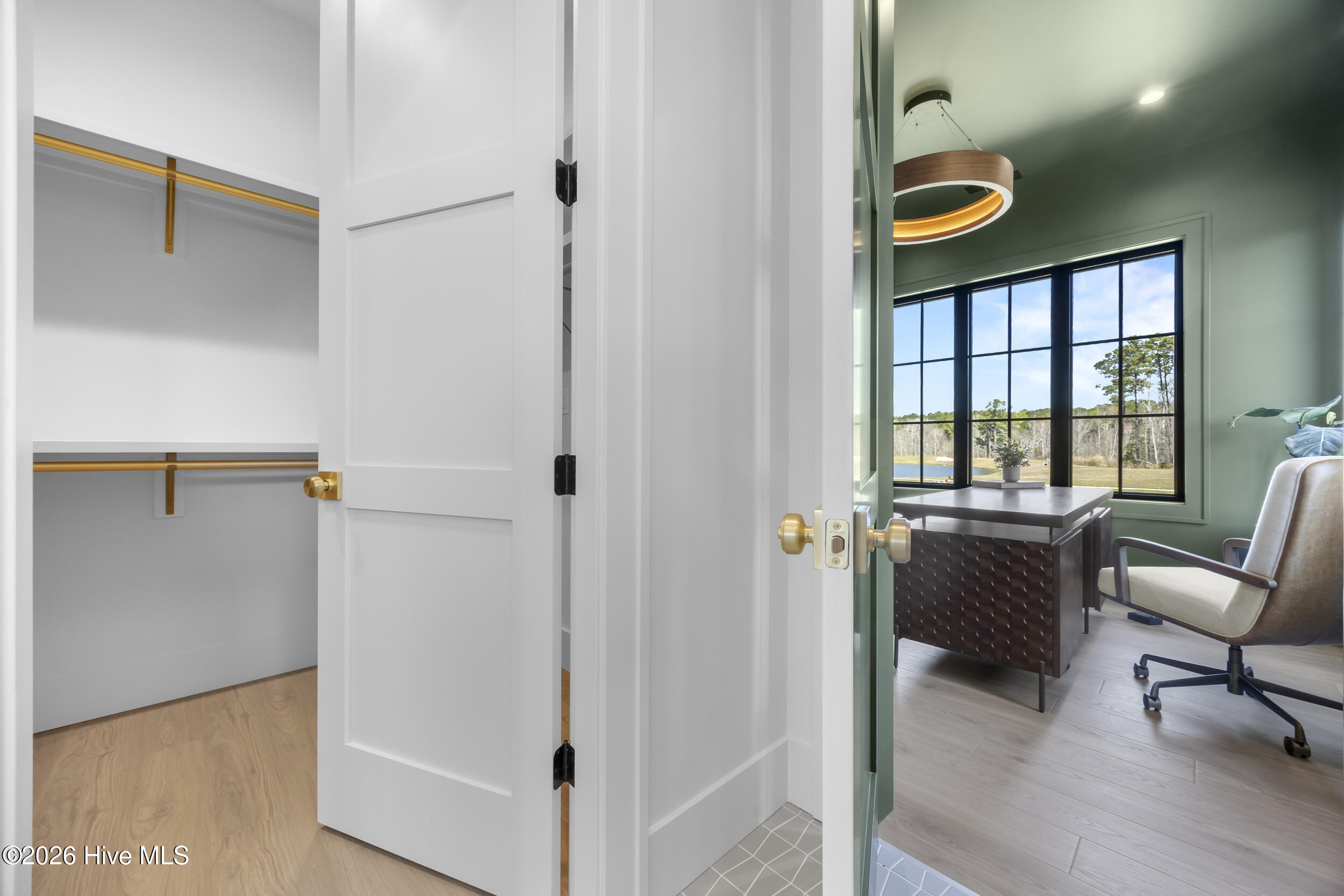 100561987 | Photo 25