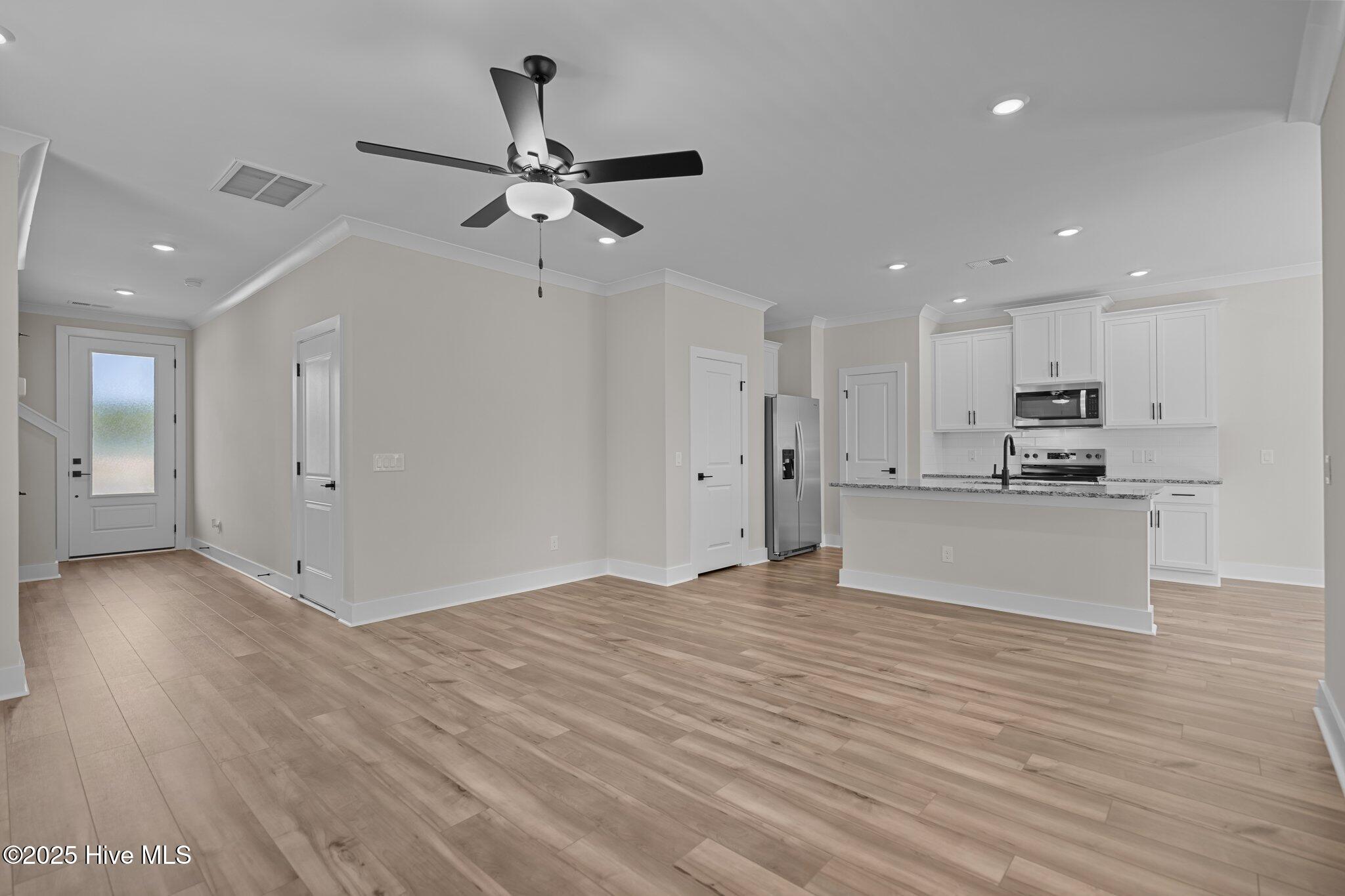 100570402 | Photo 14