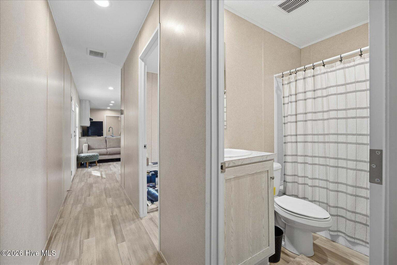 100549337 | Photo 23