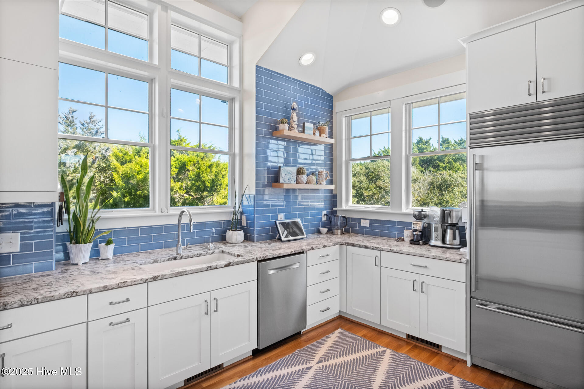 100540295 | Photo 16