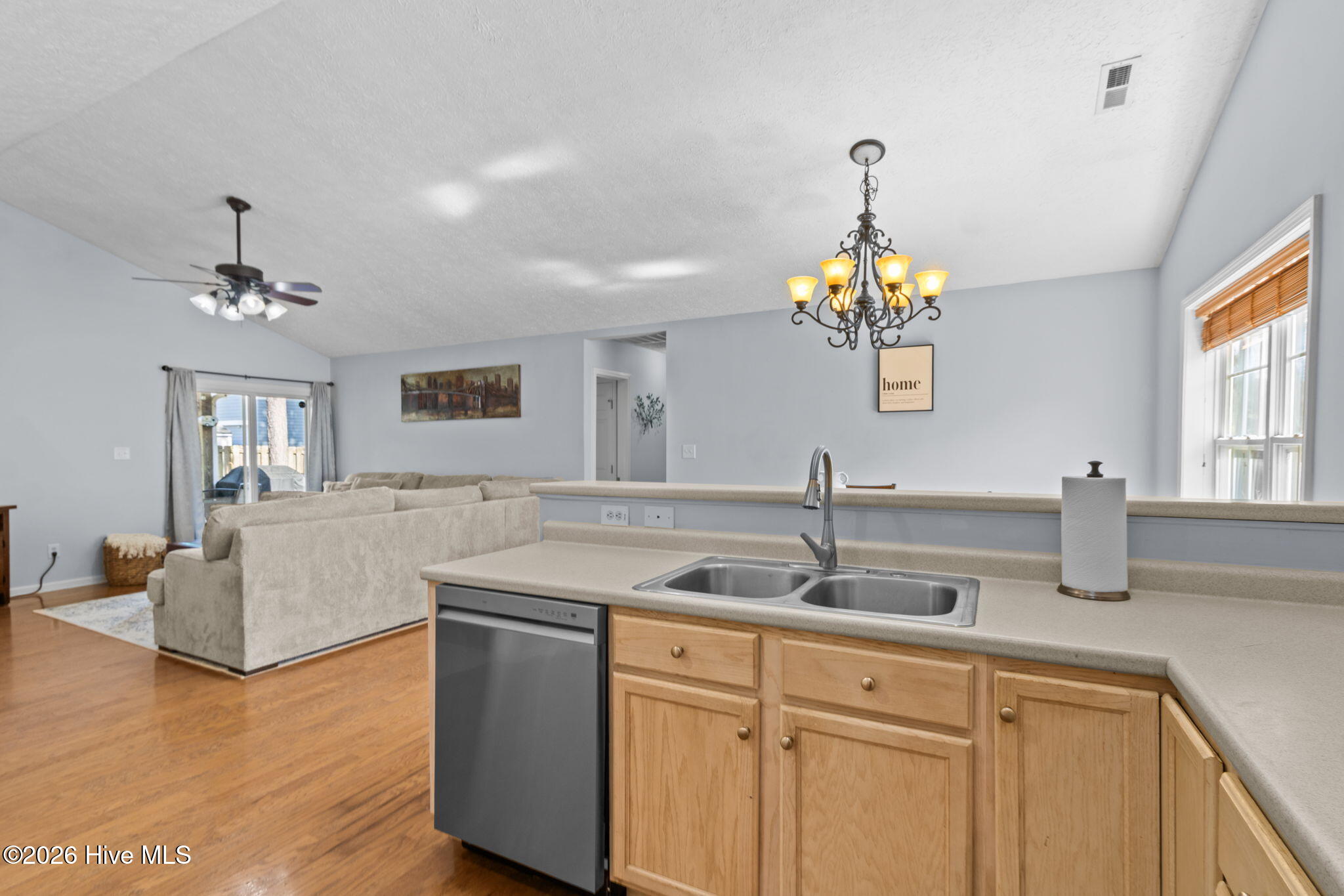 100561998 | Photo 10