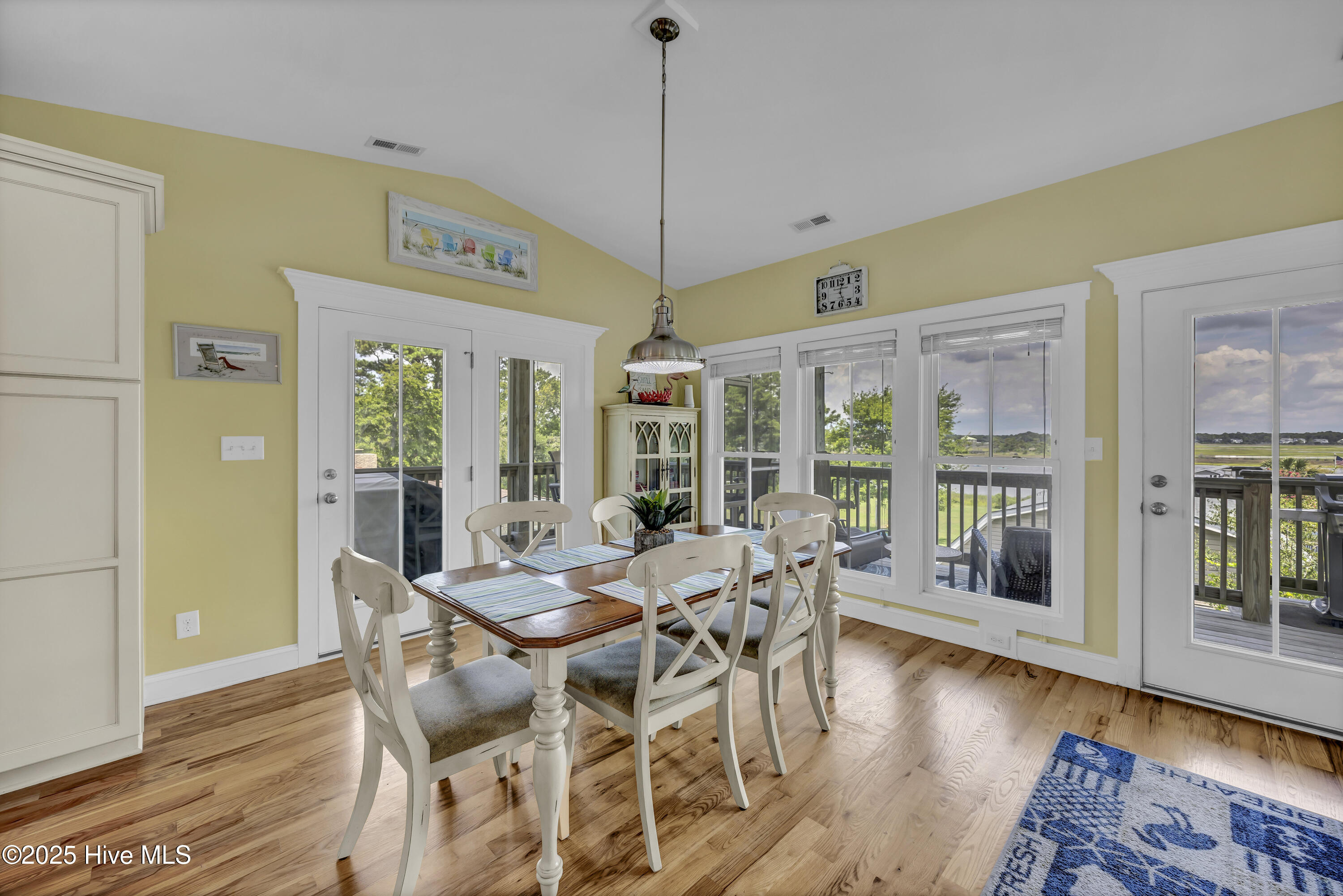 100522318 | Photo 11