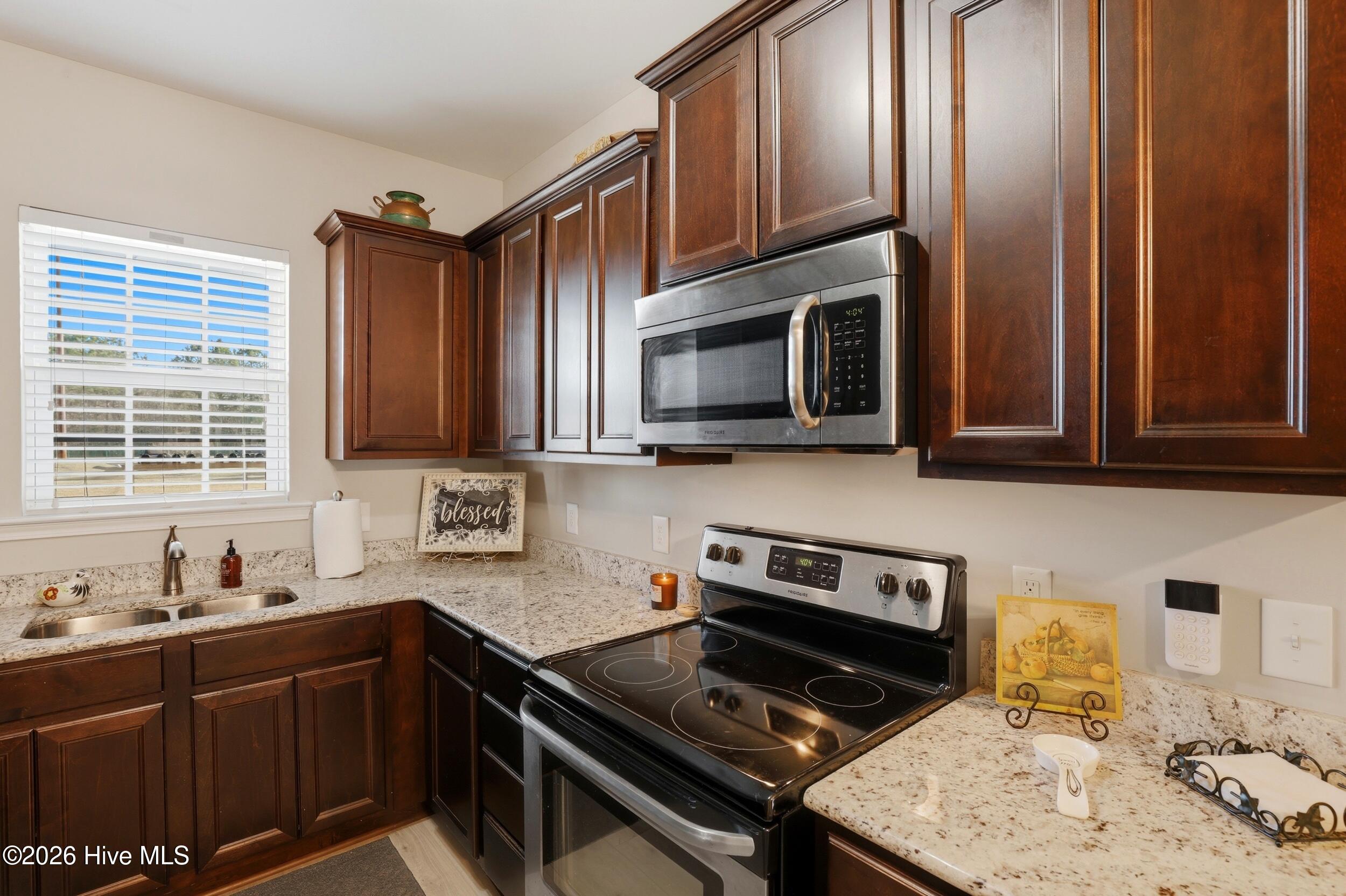 100559170 | Photo 16