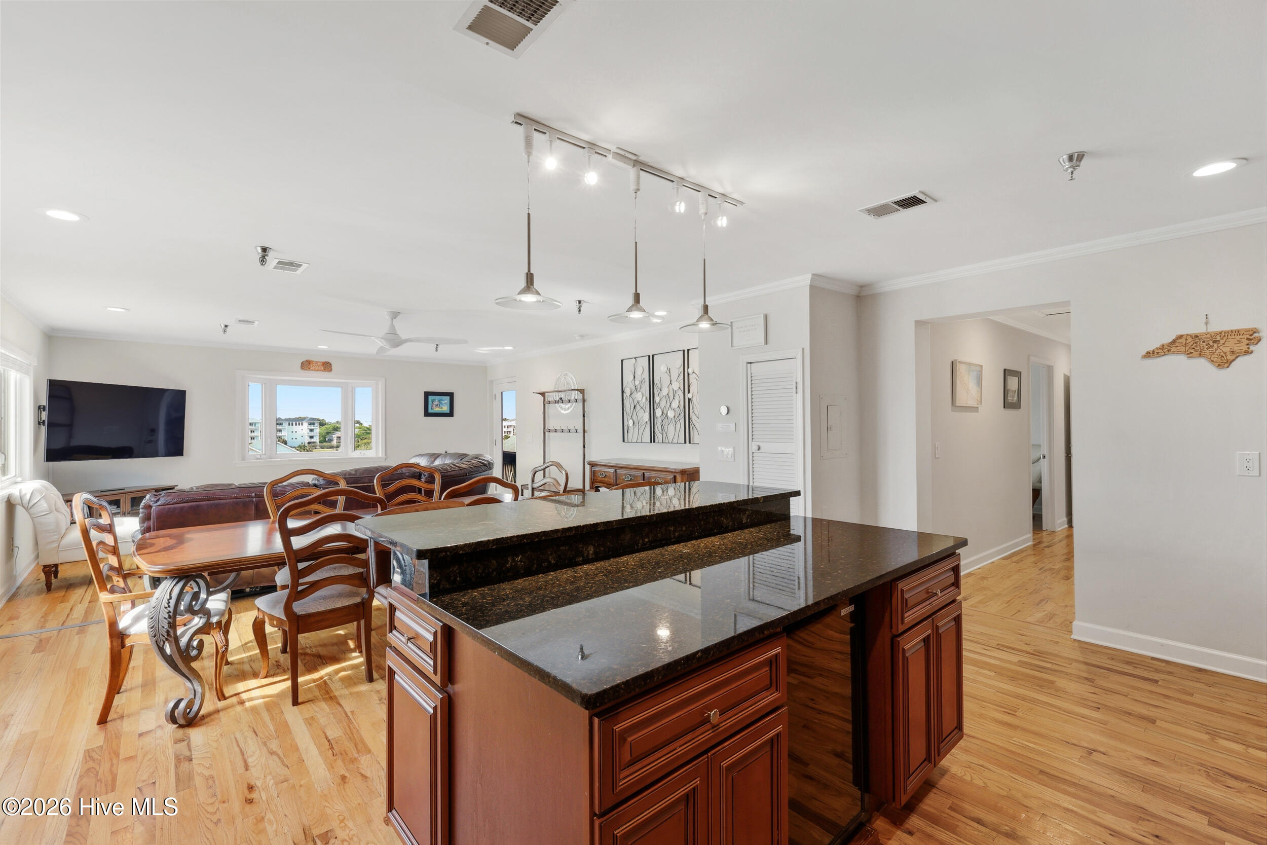 100569323 | Photo 15