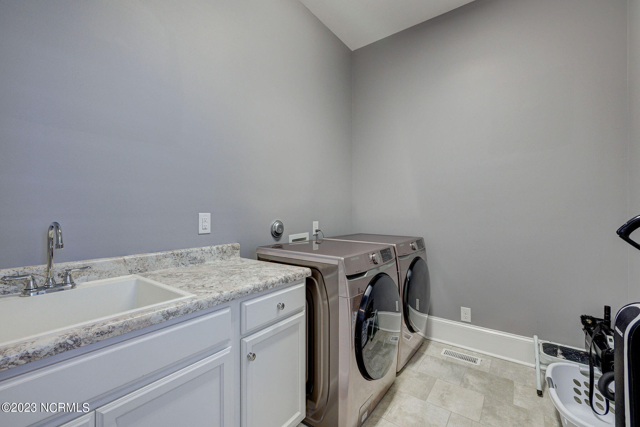 100568046 | Photo 38