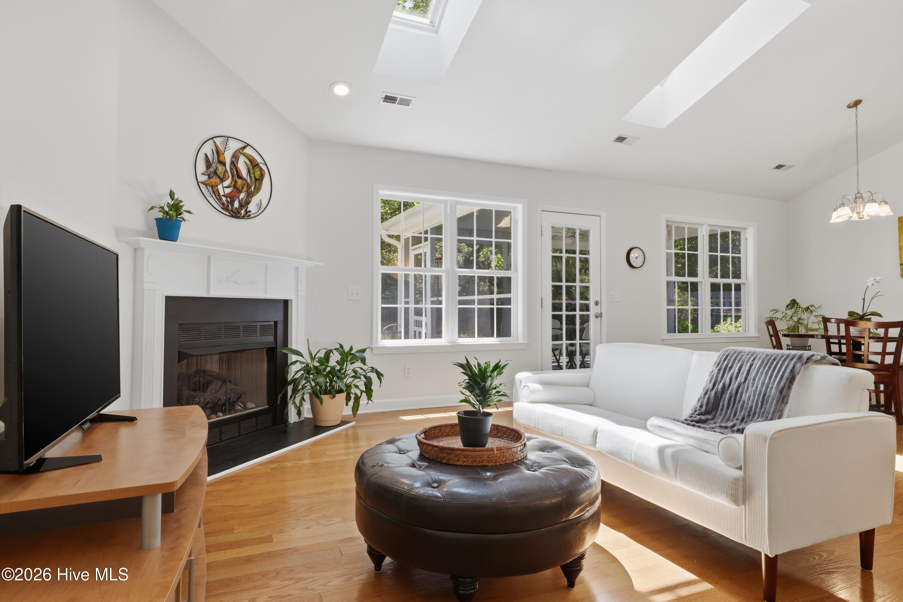 100568485 | Photo 12