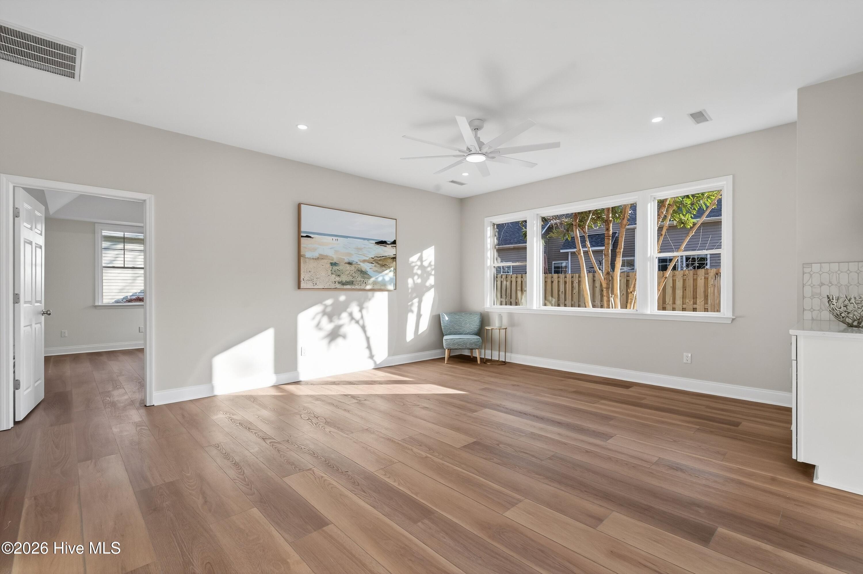 100553839 | Photo 11