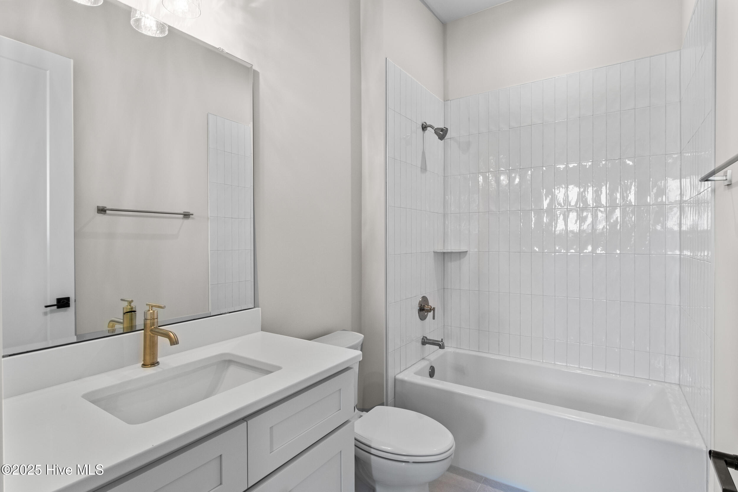 Secondary bathroom with tiled shower