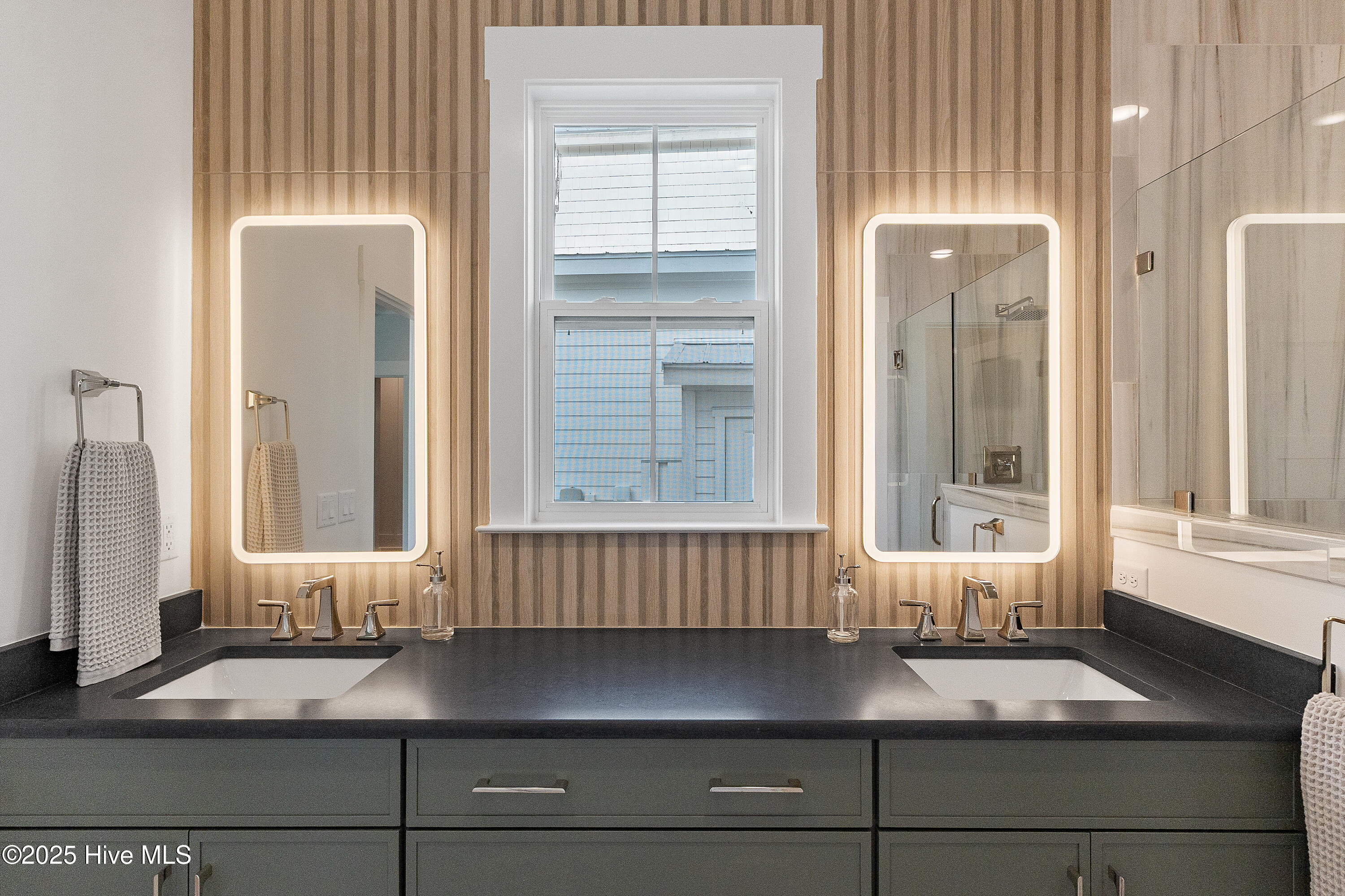 100471123 | Photo 26