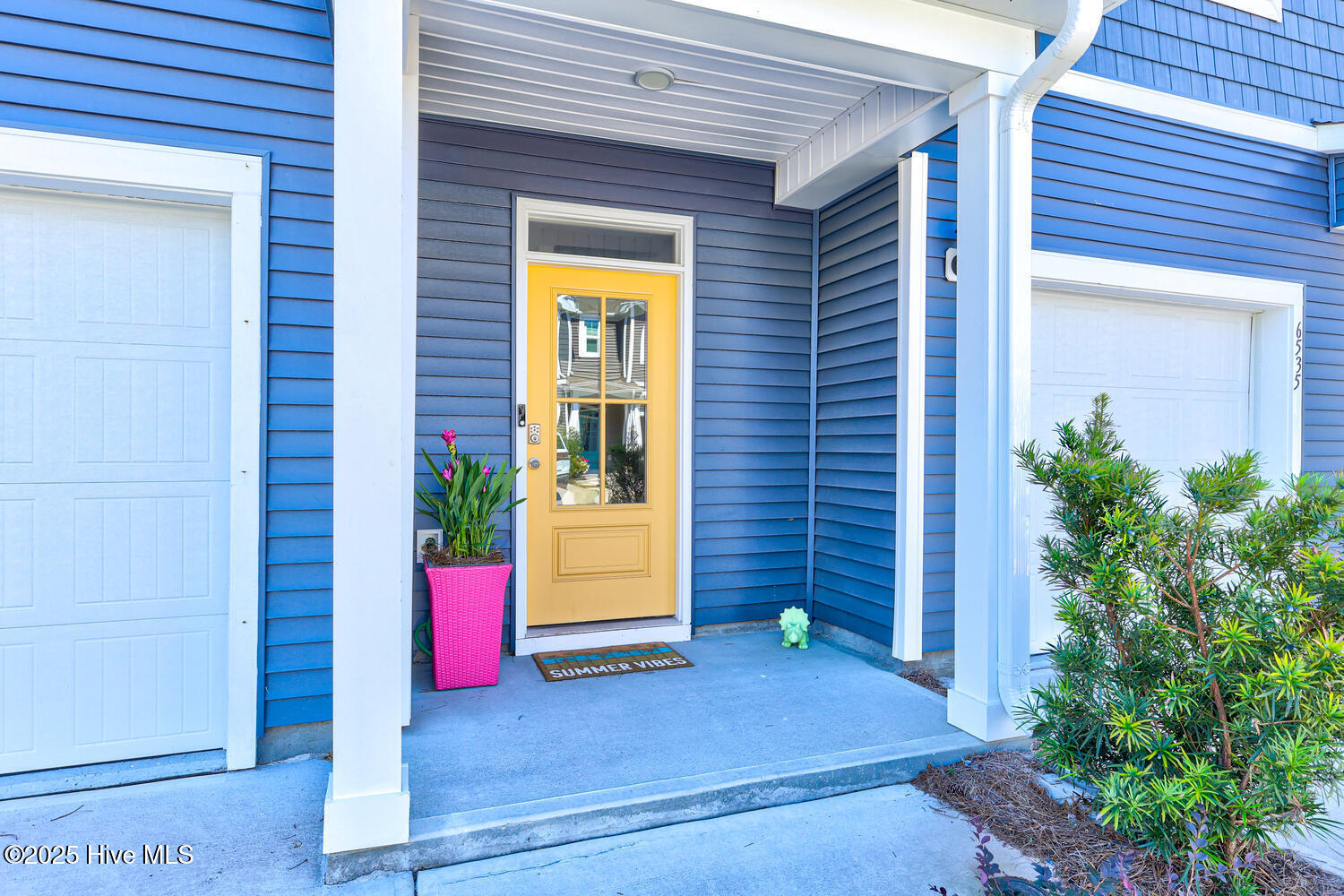 6531 Shark Tooth Trail-large-003-034-Fro