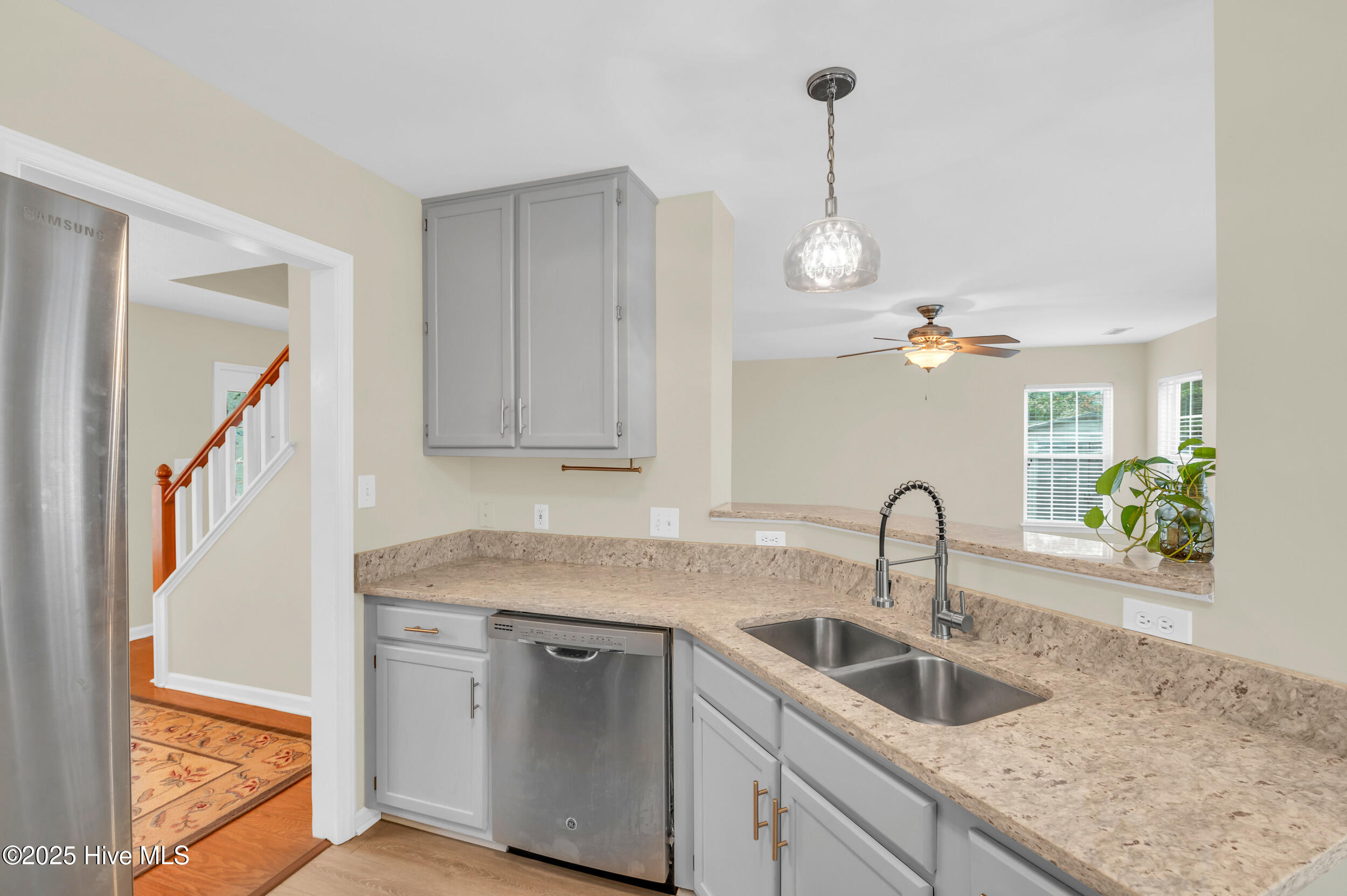 100532277 | Photo 16