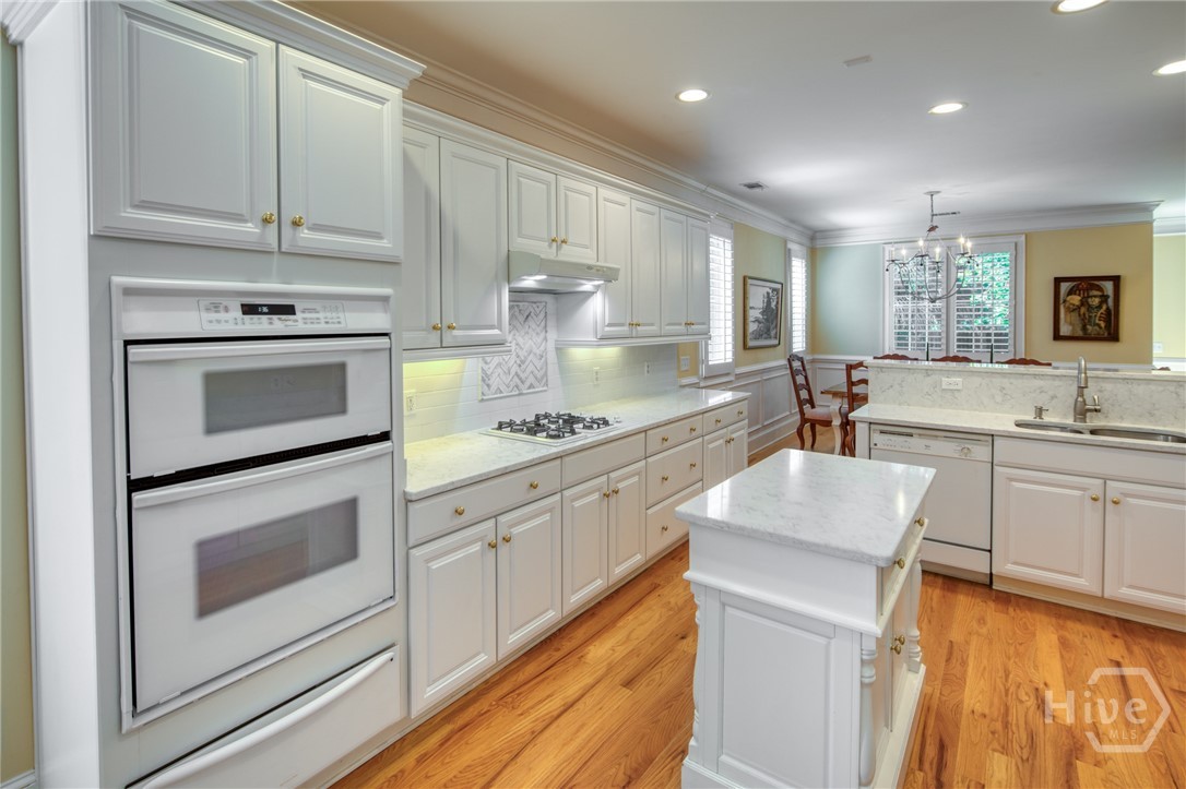 Kitchen with Micro/convention, 2nd oven, warming drawer