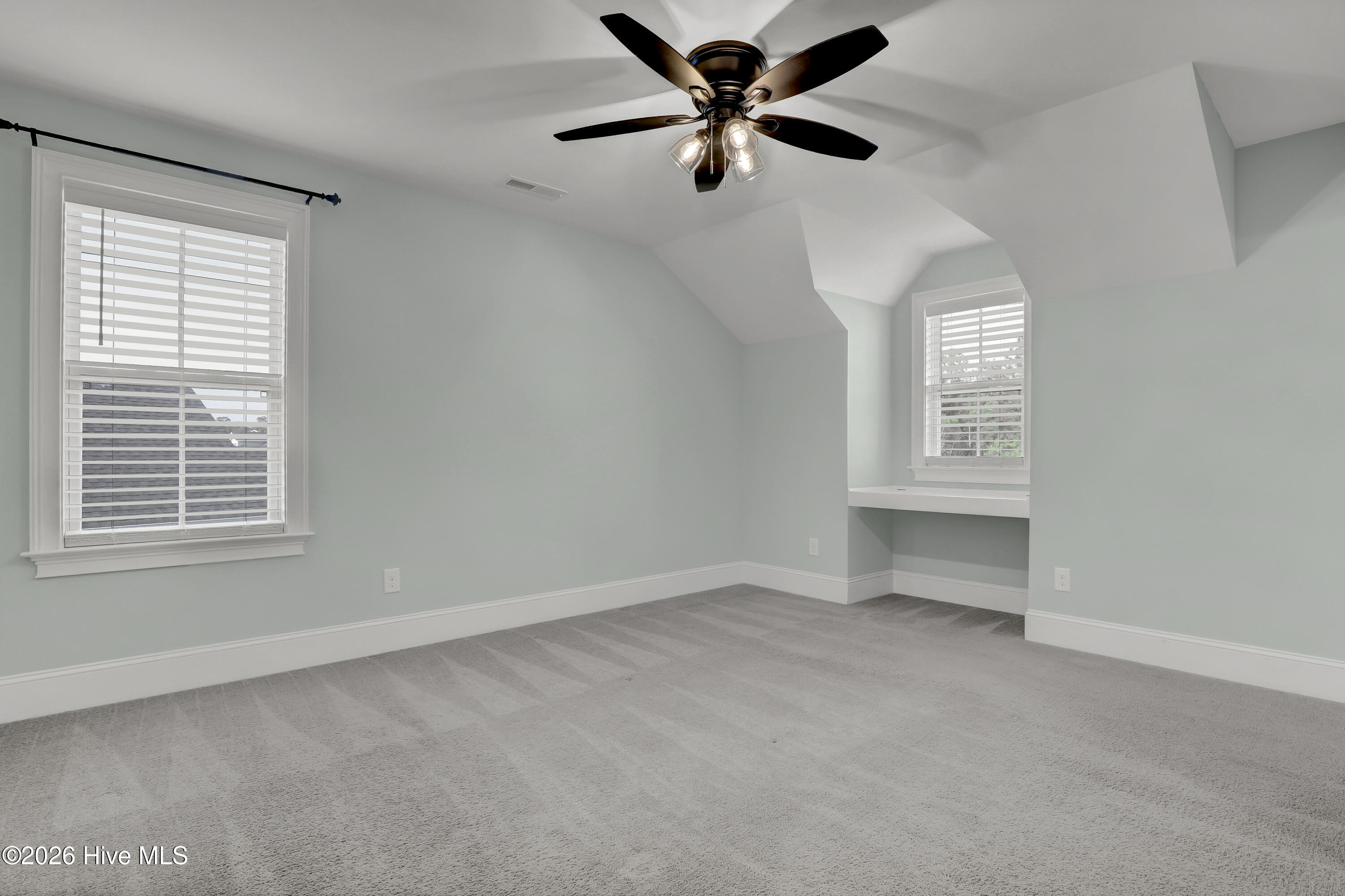 100558429 | Photo 35