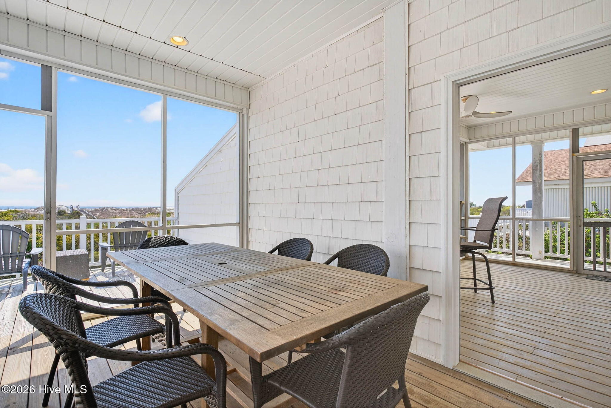 100563244 | Photo 43