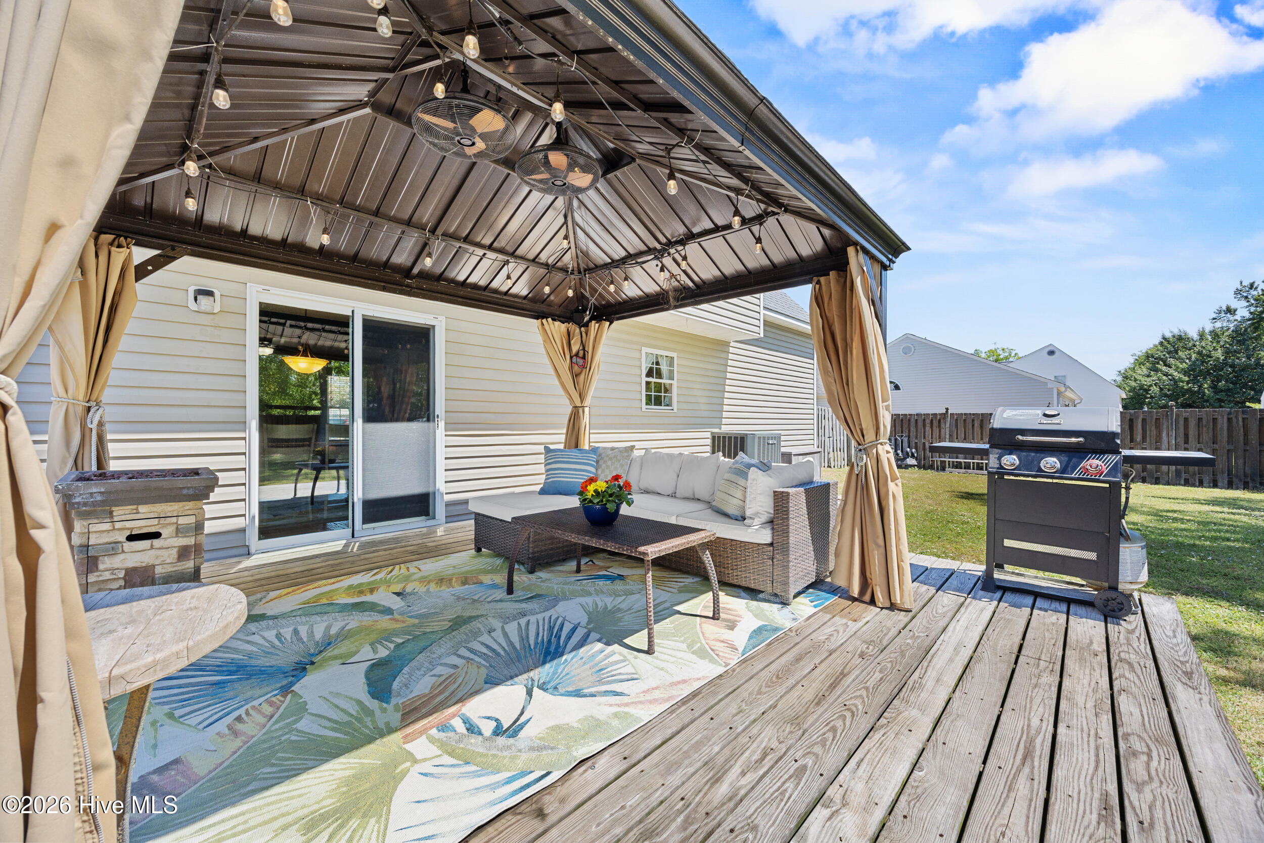 100569282 | Photo 35