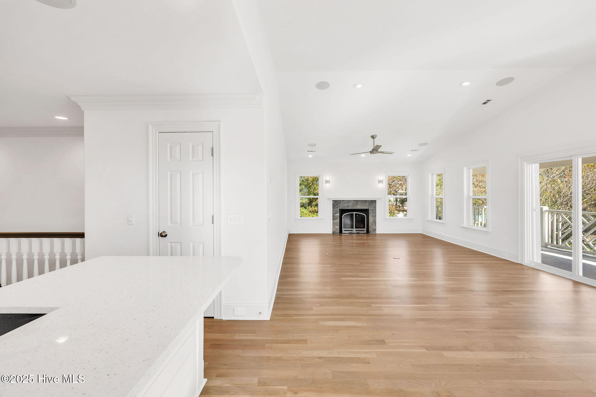 100540097 | Photo 23