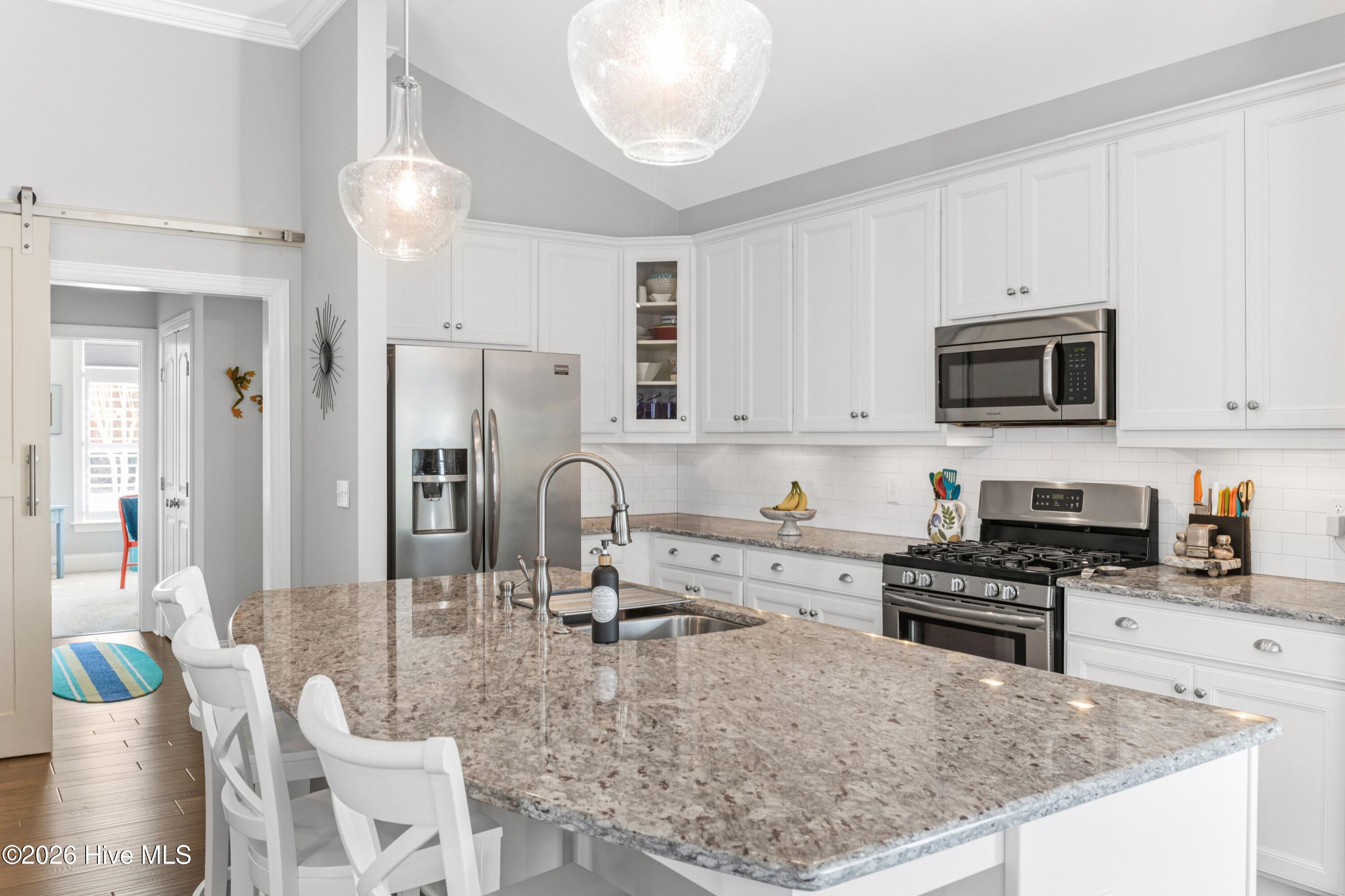 100554937 | Photo 16