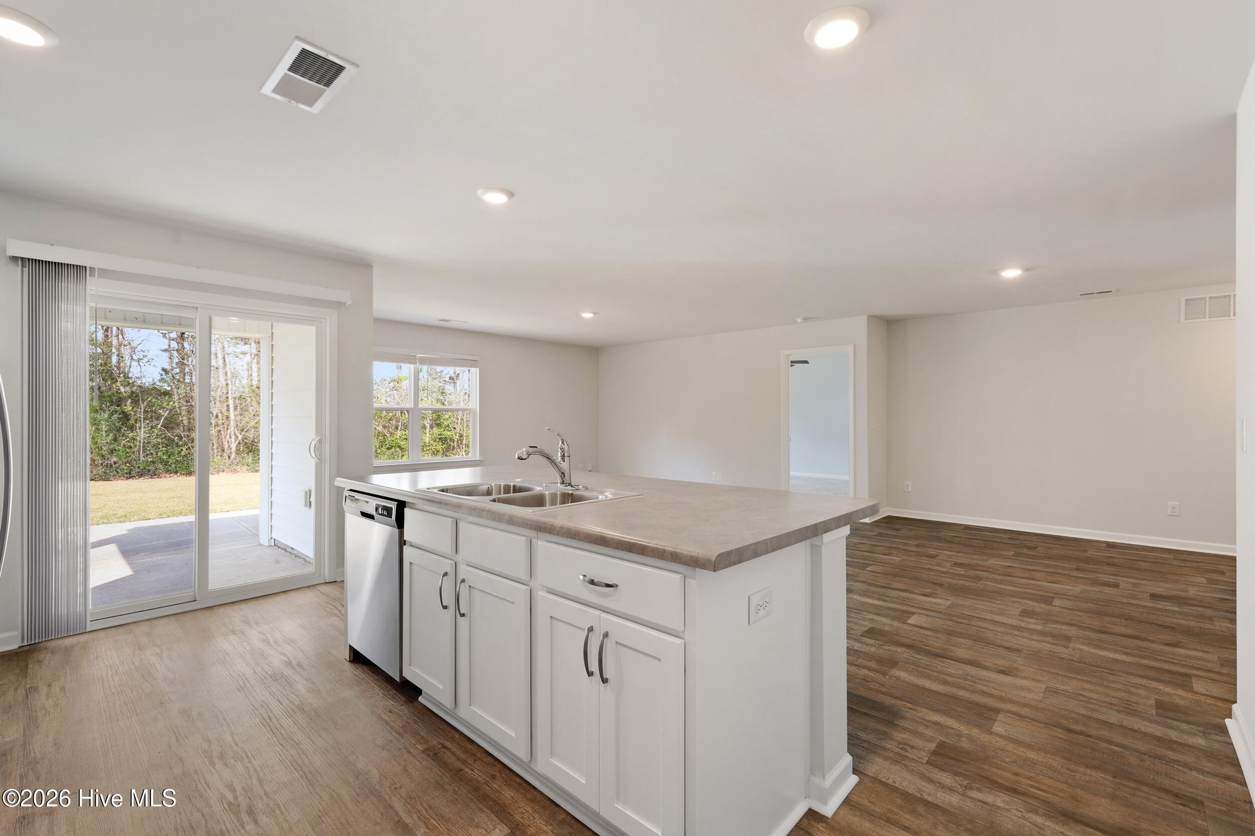 100563089 | Photo 13