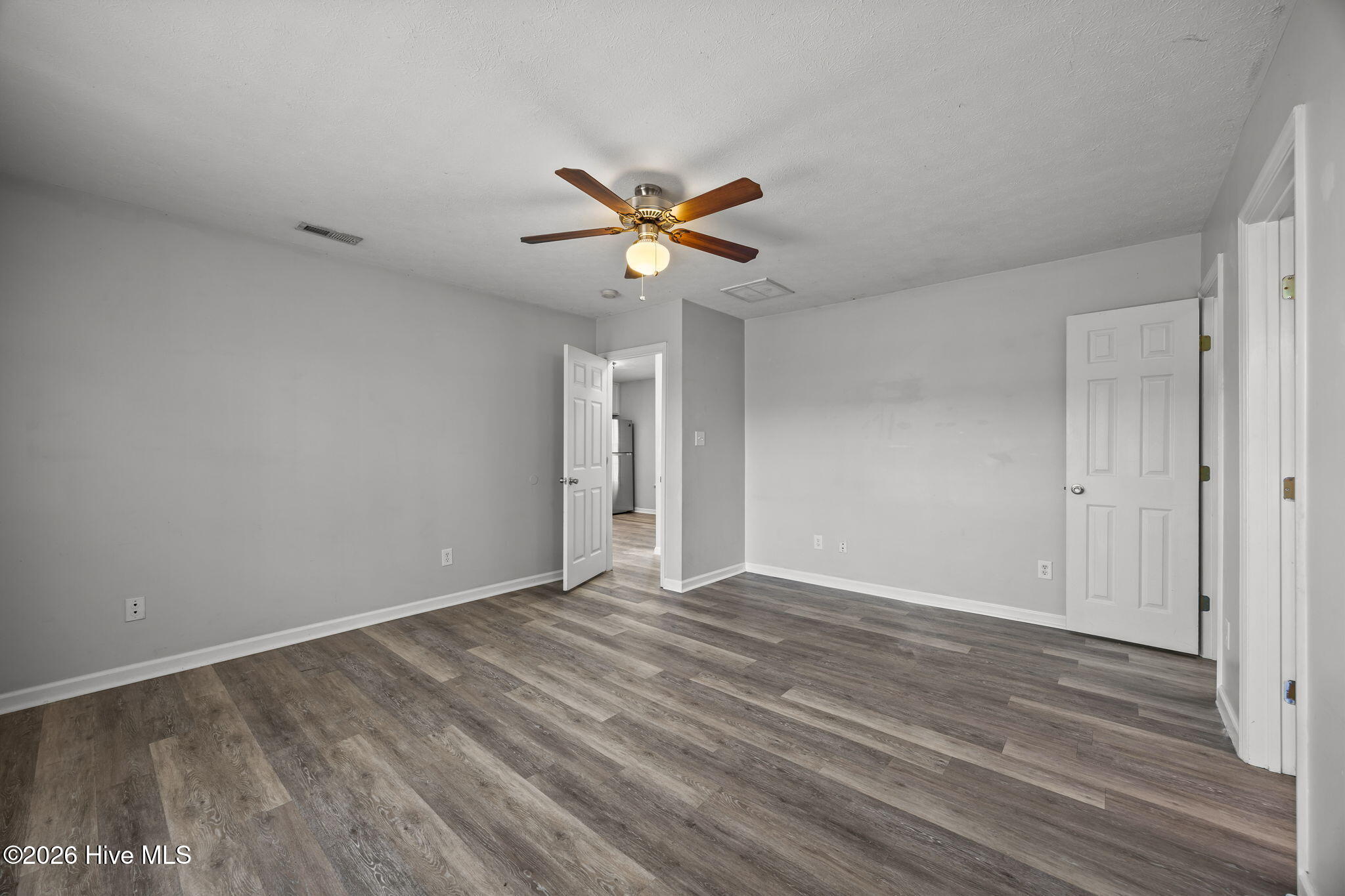 100549843 | Photo 18