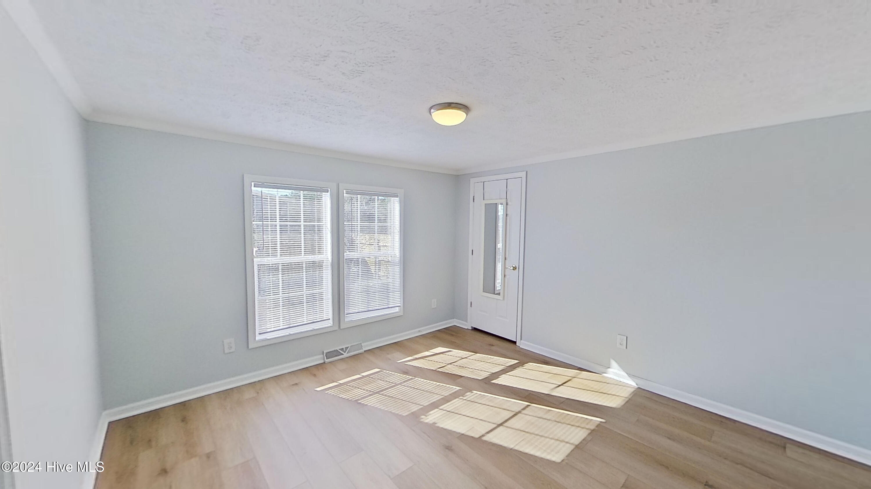 100550318 | Photo 24