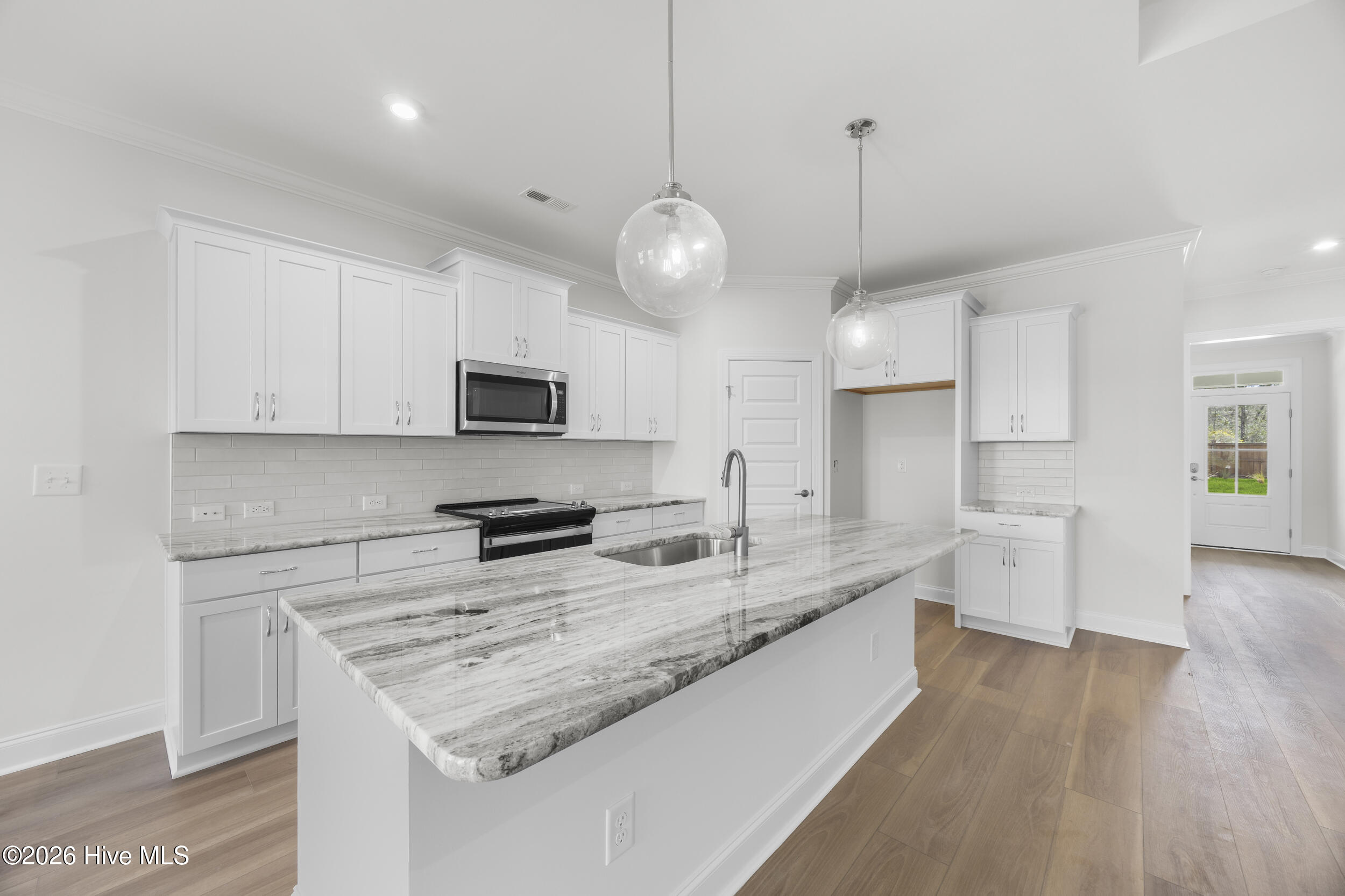 100561825 | Photo 14