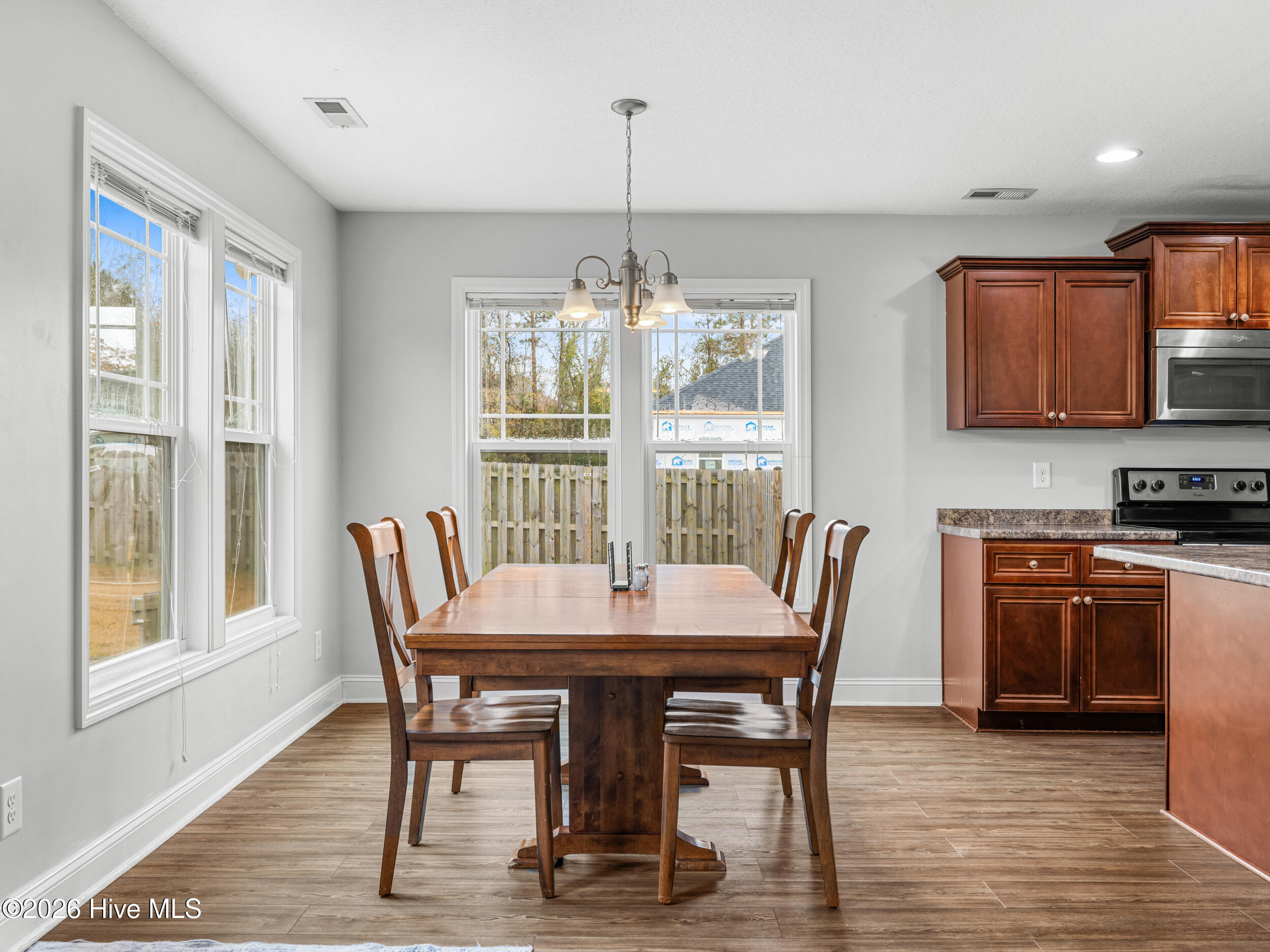 100548593 | Photo 13