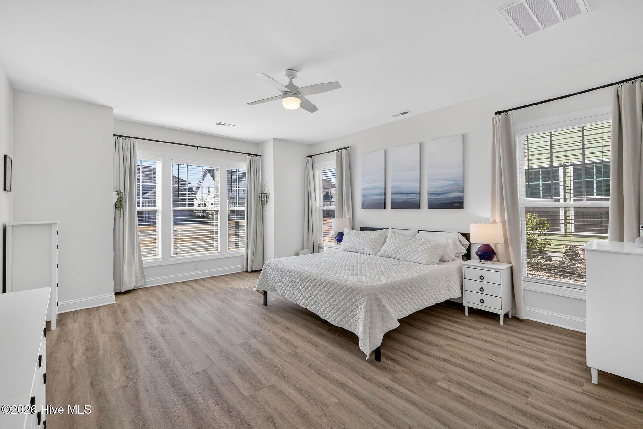 100554120 | Photo 26