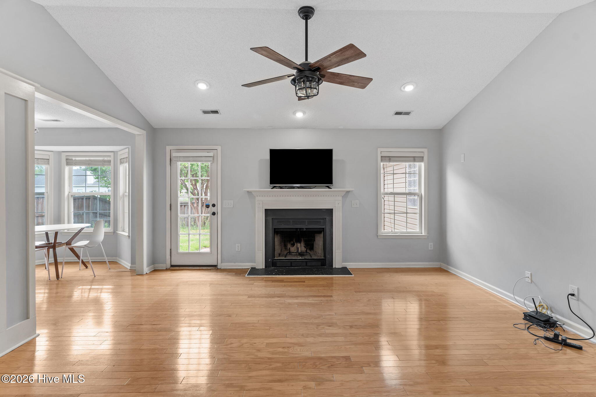 100569339 | Photo 22