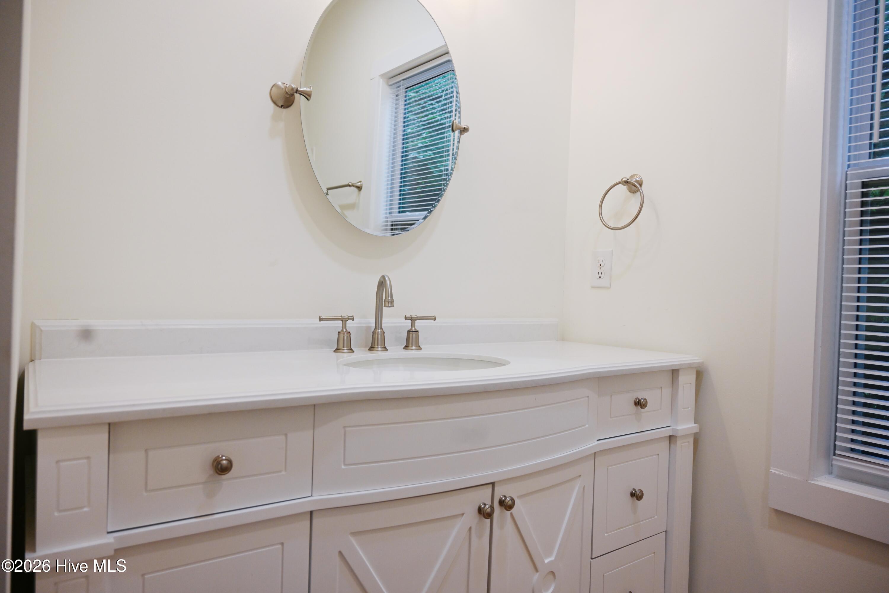 100564460 | Photo 25