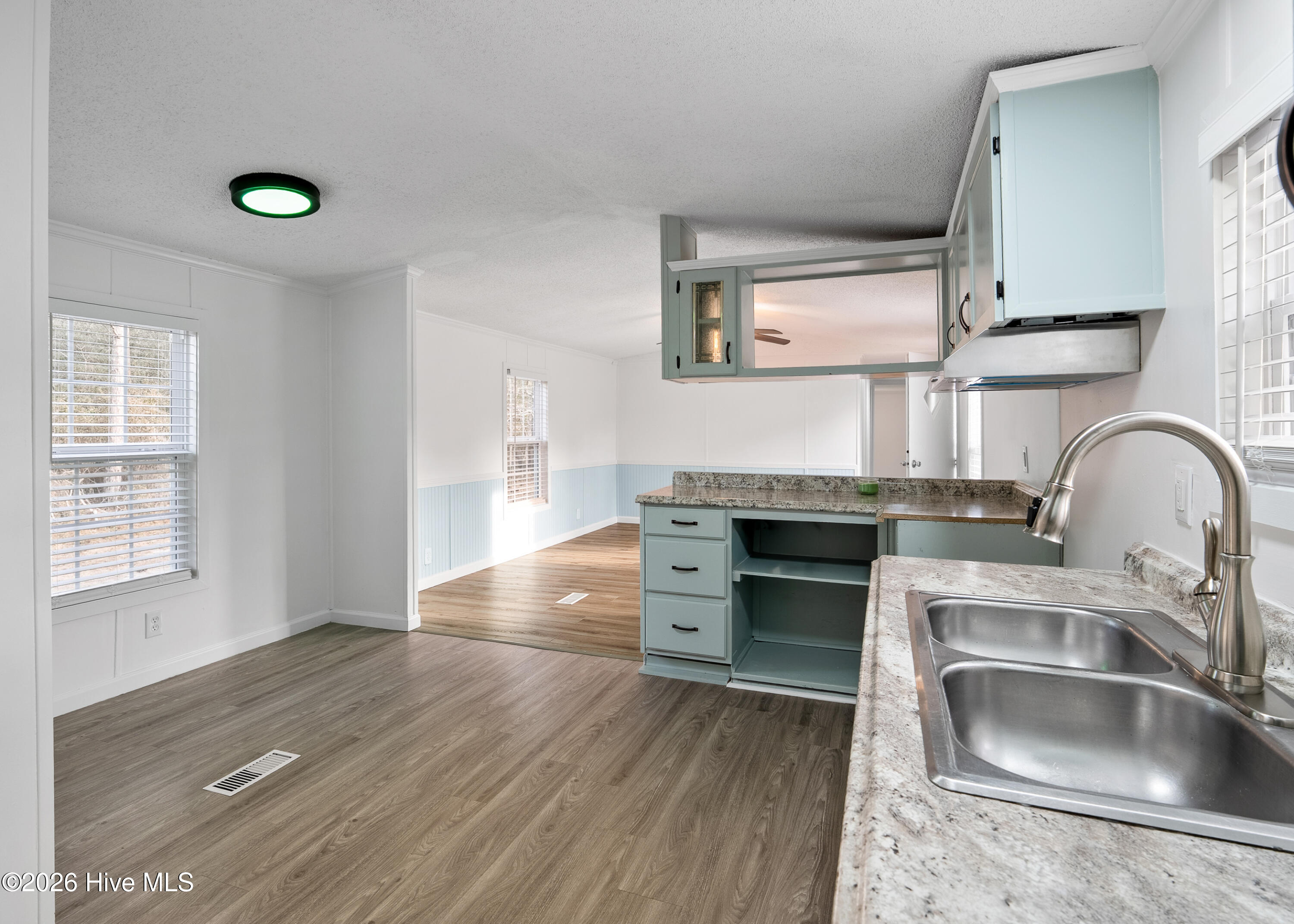 100561099 | Photo 14