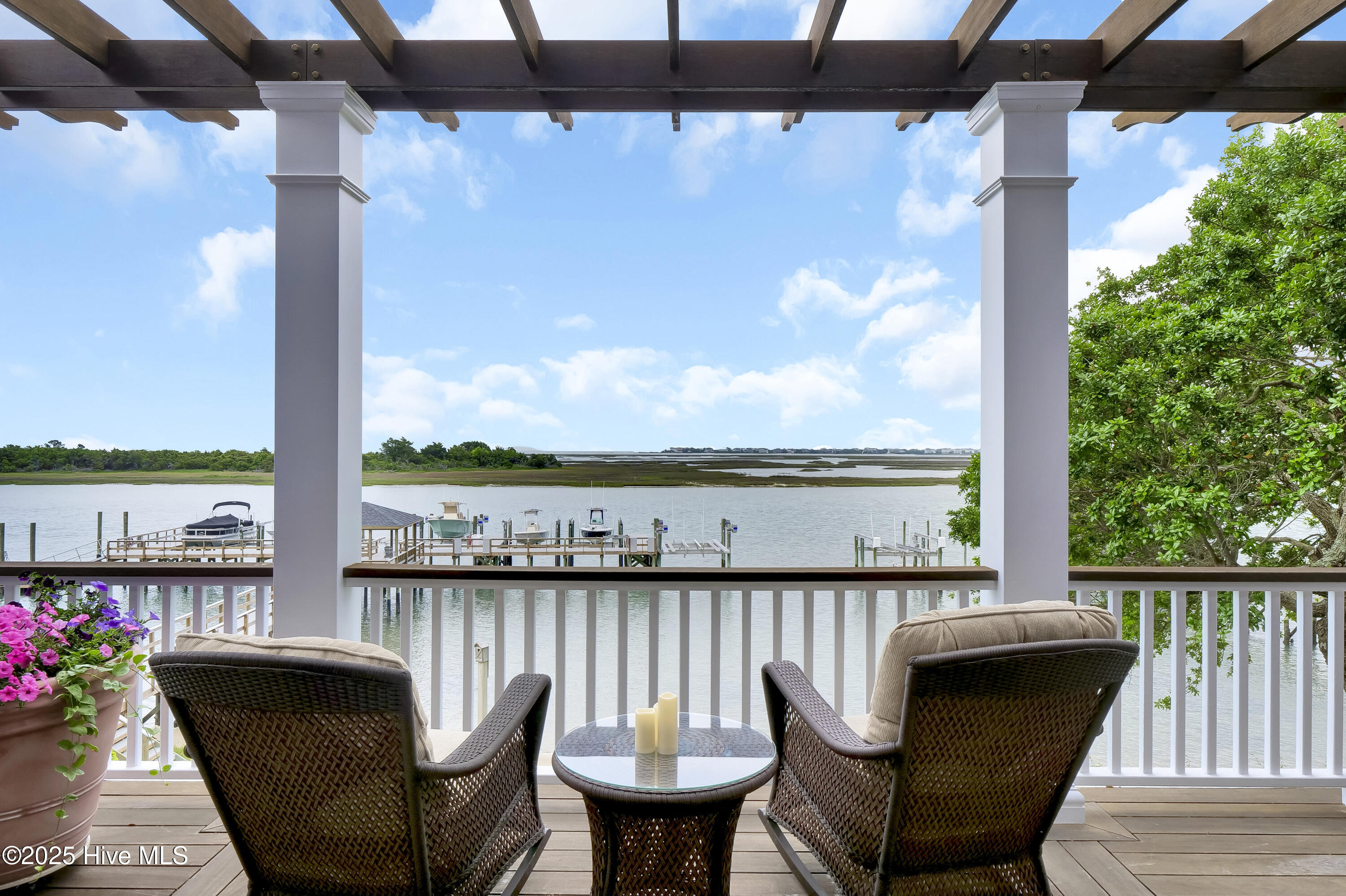 100504113 | Photo 22