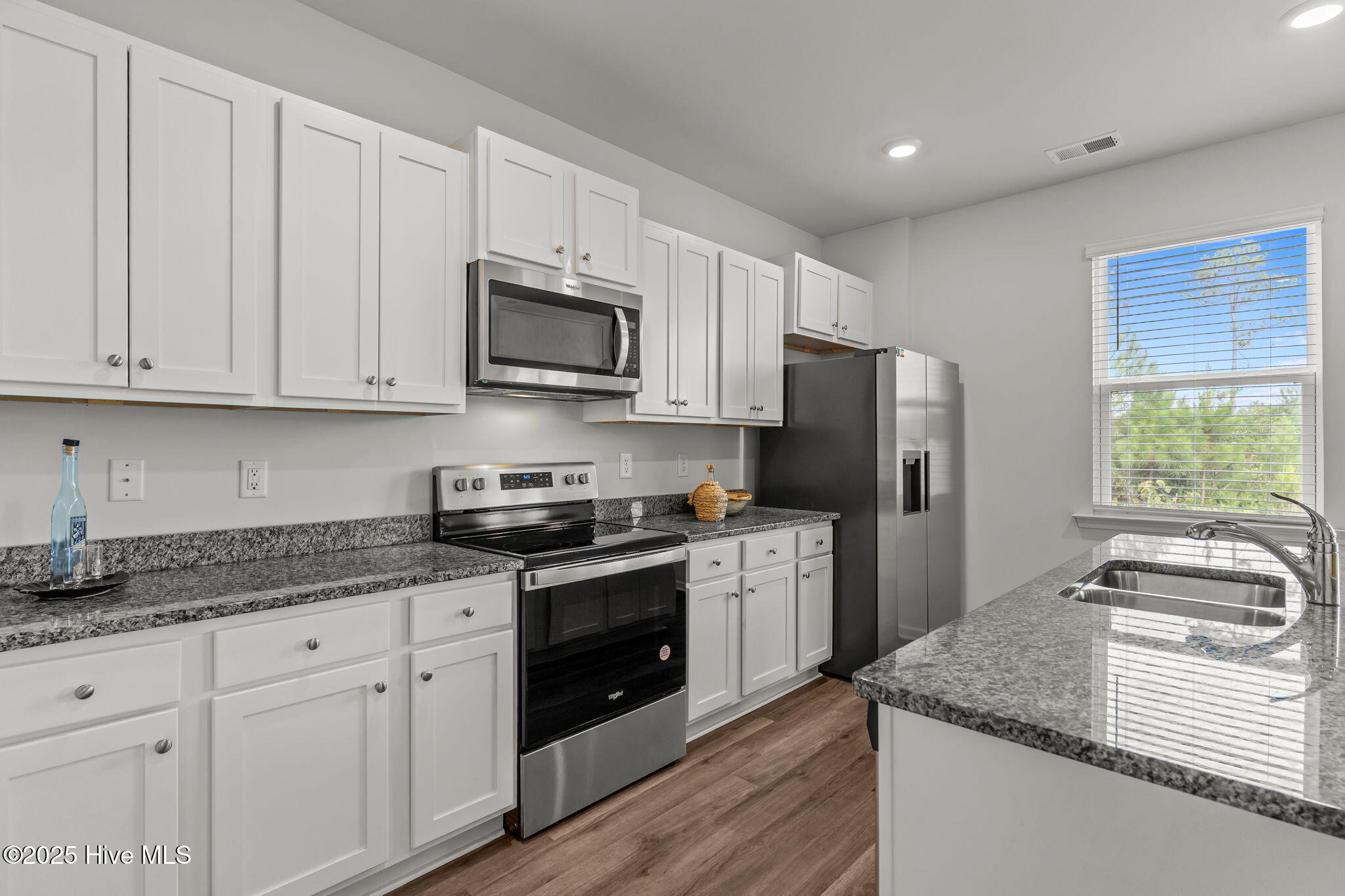 100526308 | Photo 12