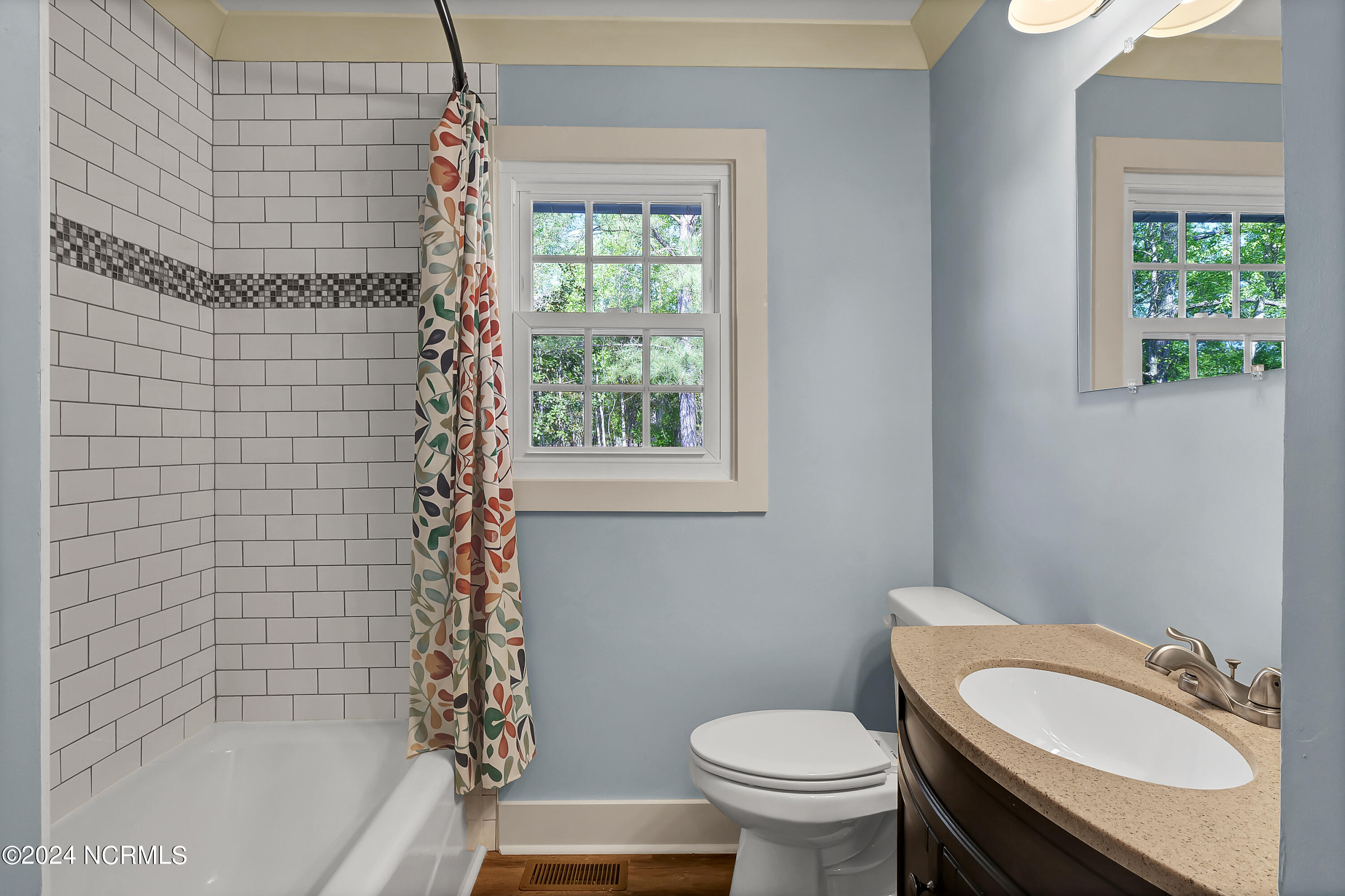 100515683 | Photo 15