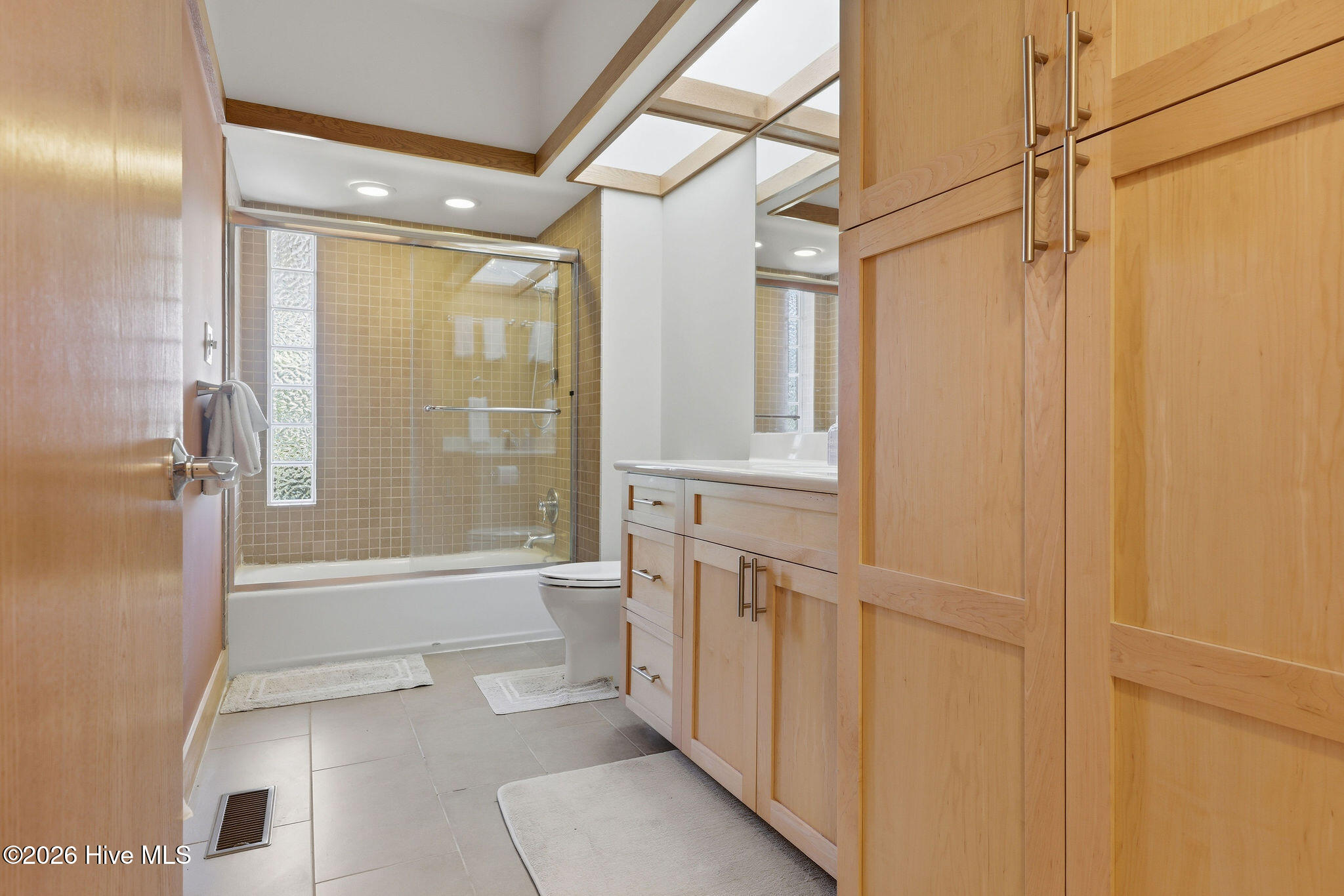 100569152 | Photo 45