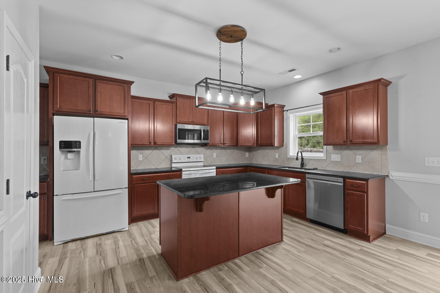 100523446 | Photo 11