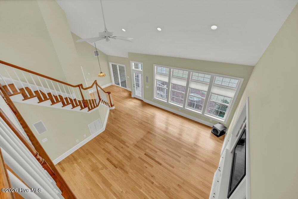 100557041 | Photo 32