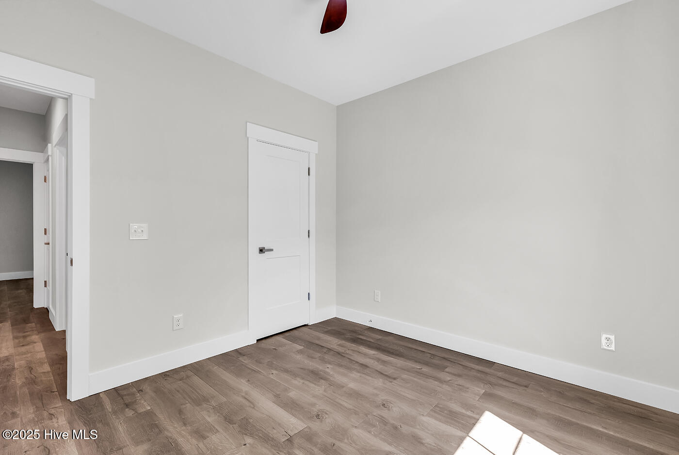 100502261 | Photo 23