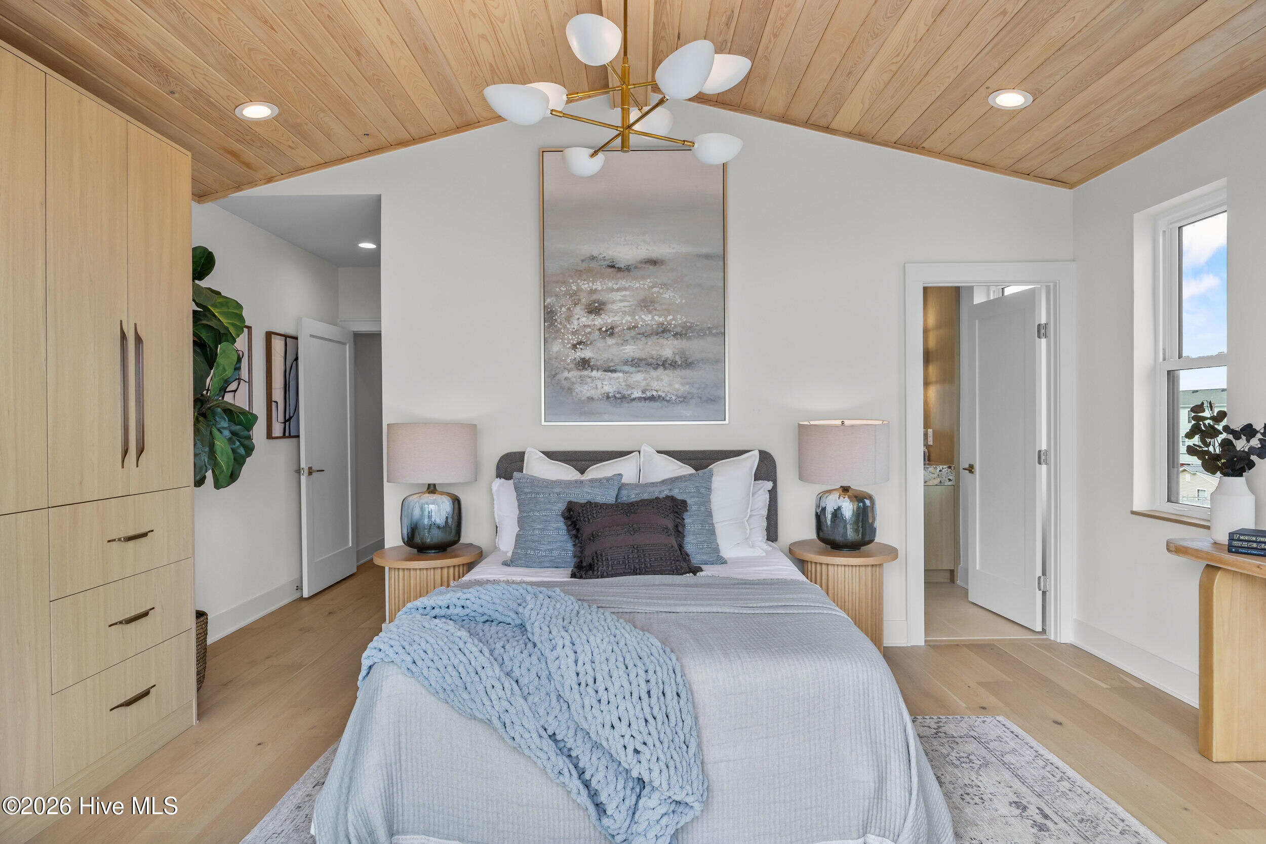 100544110 | Photo 30