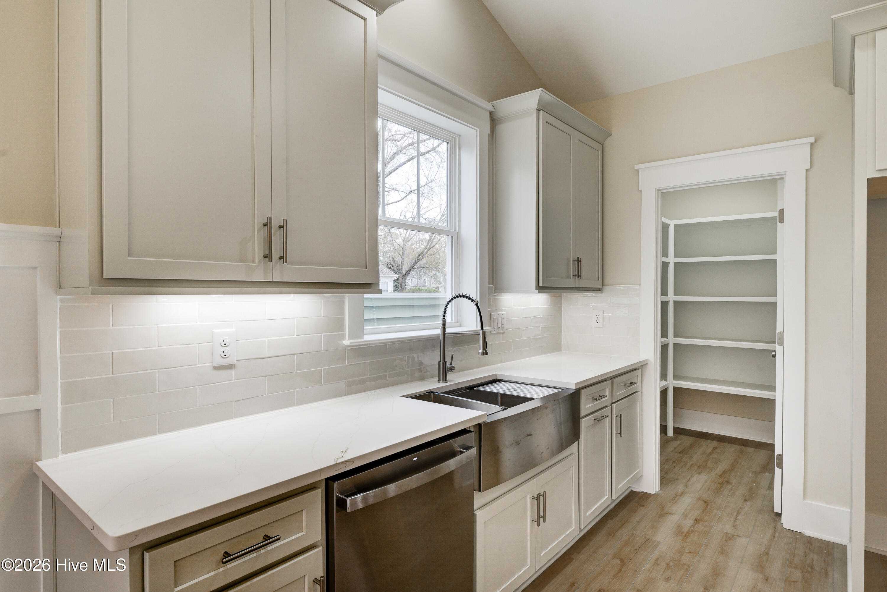 100547113 | Photo 14