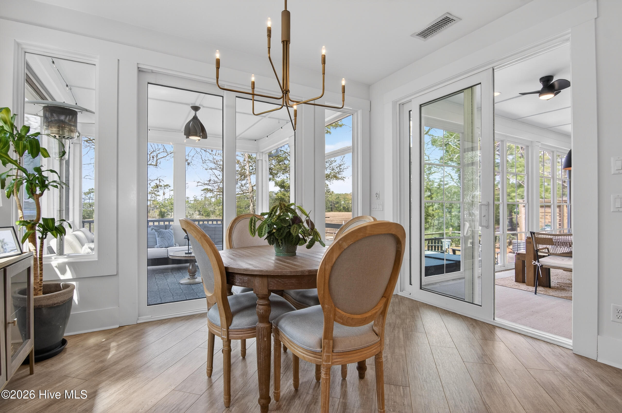 100565321 | Photo 33