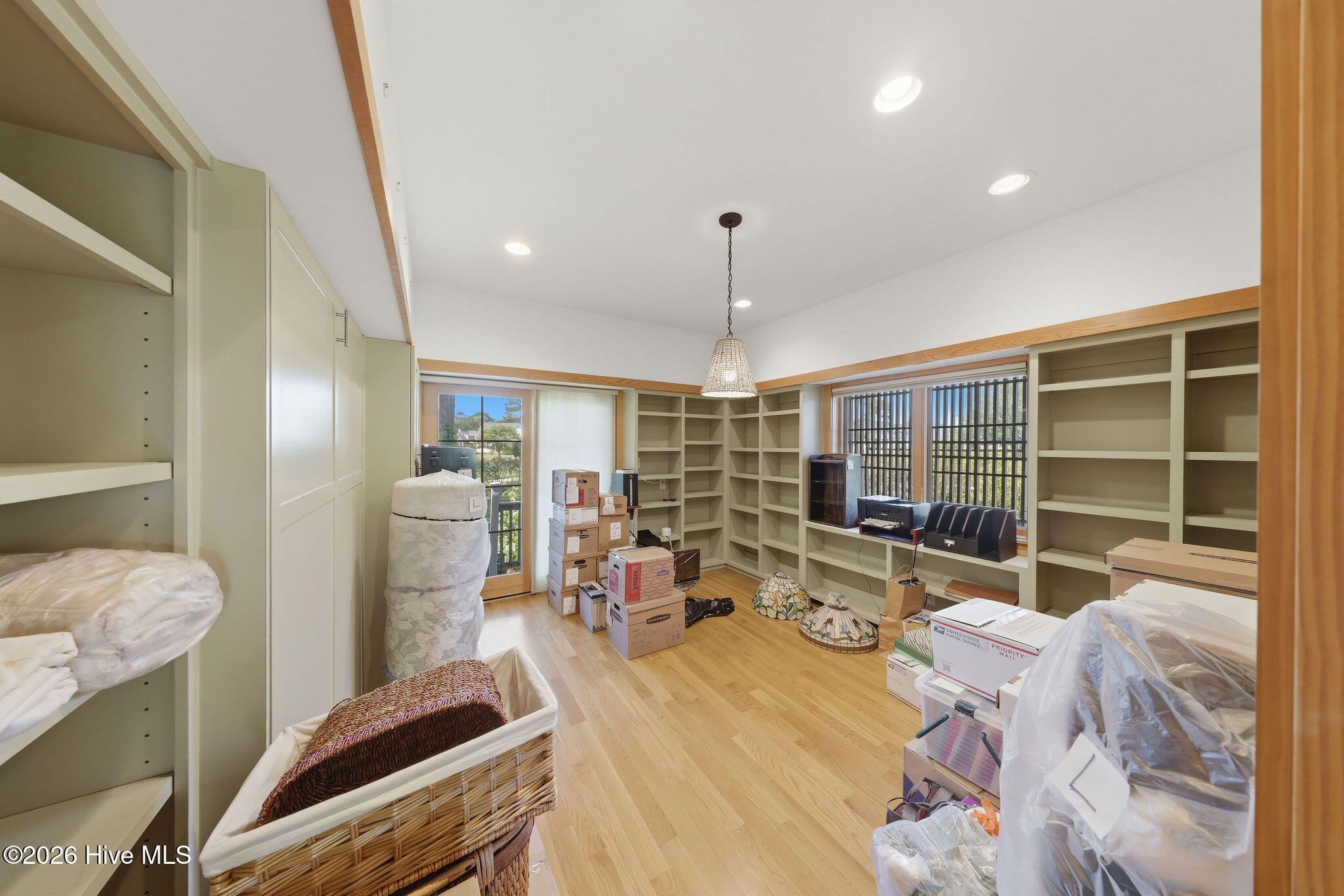 100569152 | Photo 44