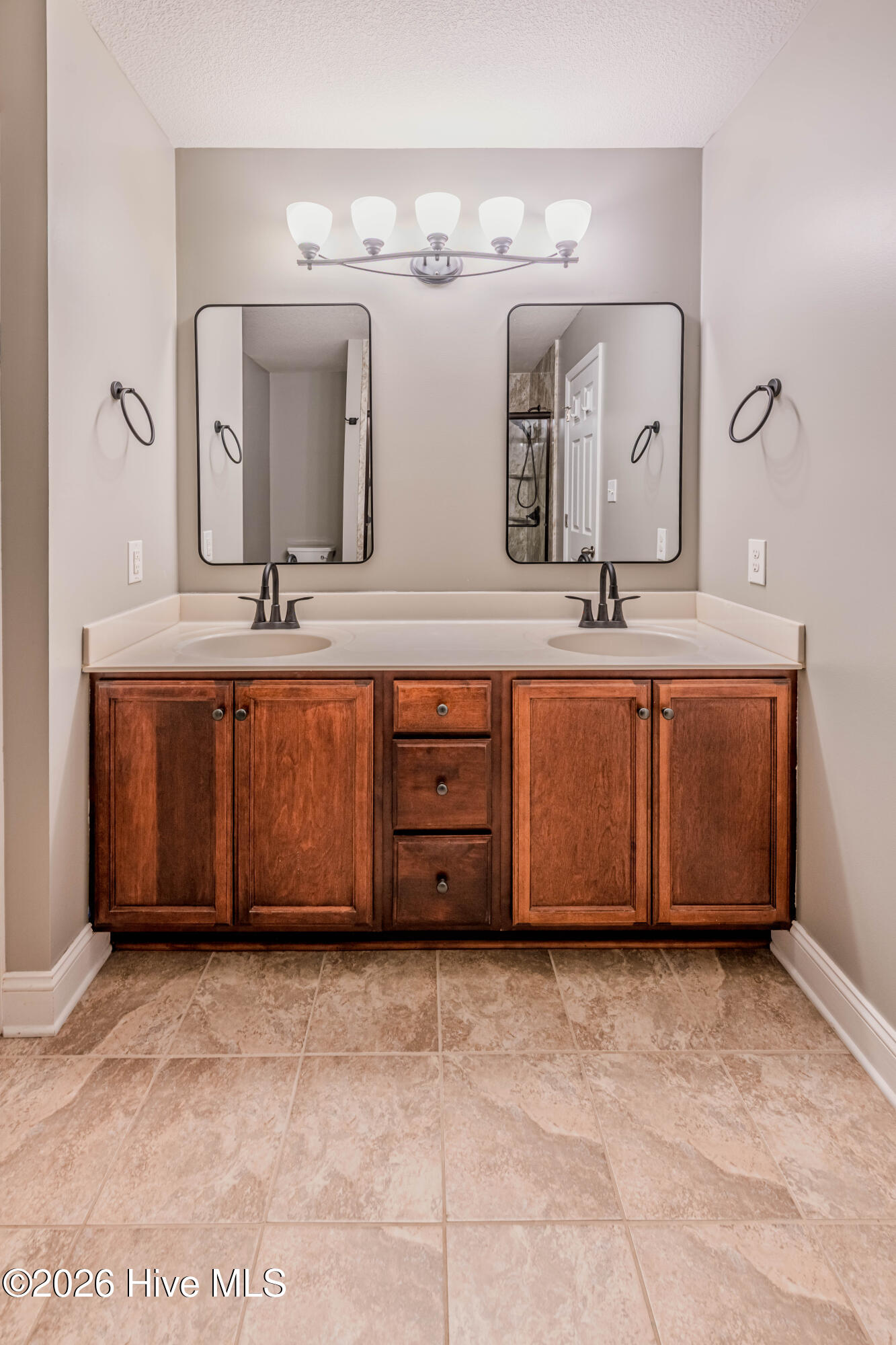 100563083 | Photo 27