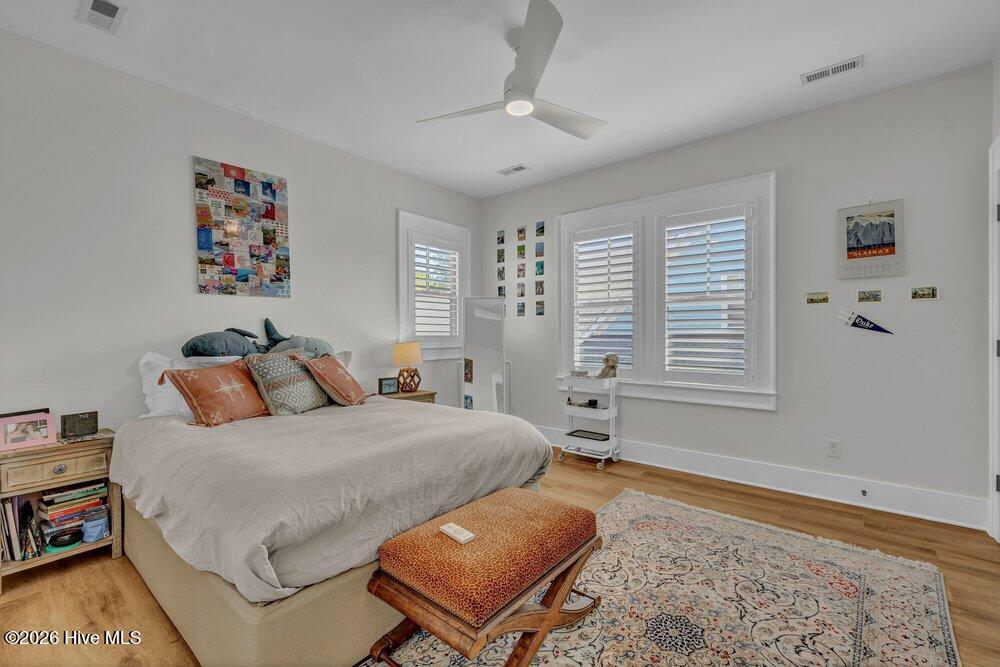 100561379 | Photo 32