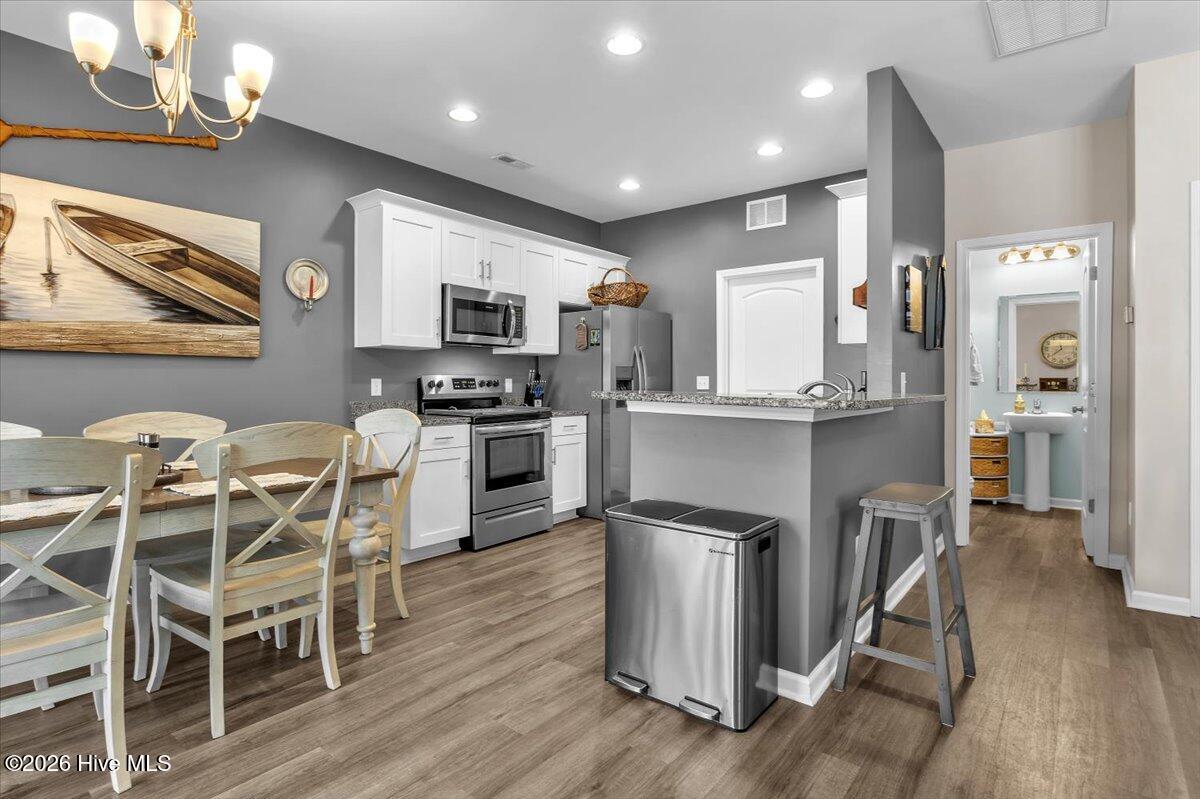 100558100 | Photo 17