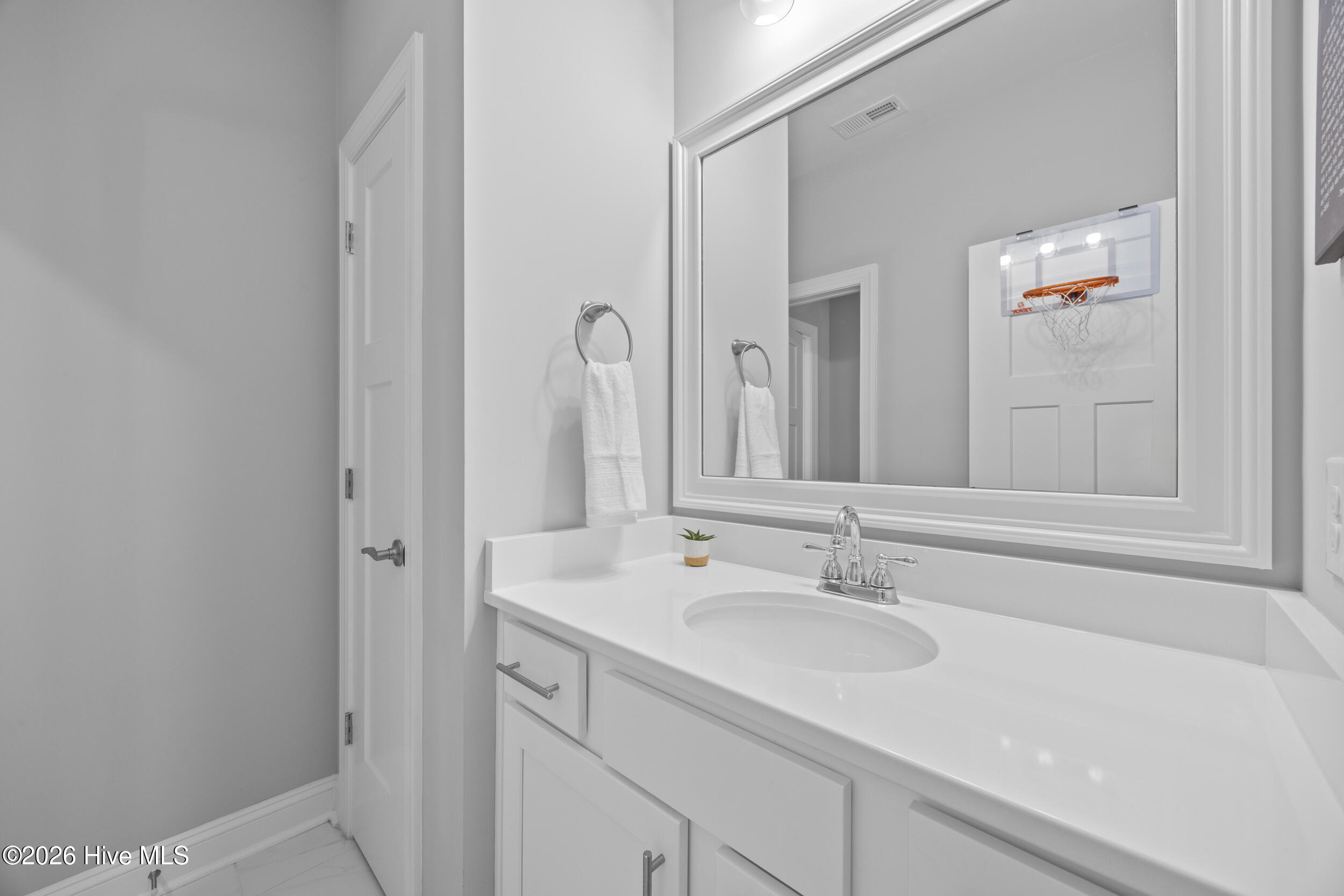 100570298 | Photo 37