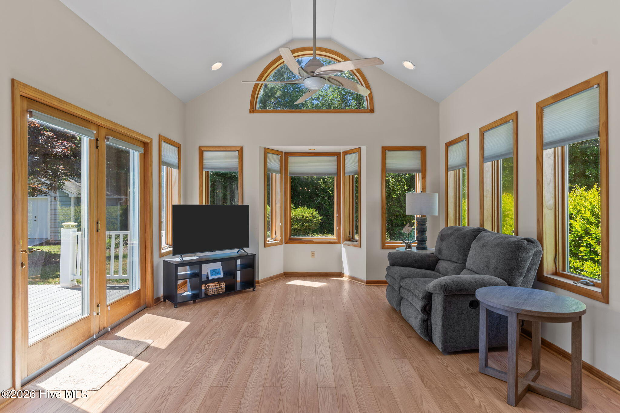 100568995 | Photo 12