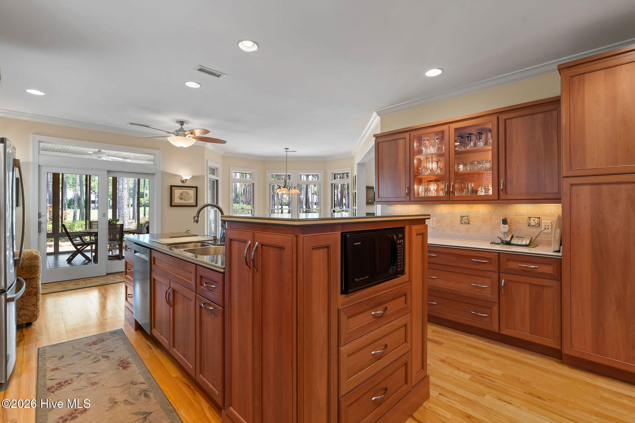 100548545 | Photo 30