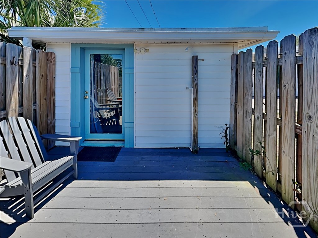 Private deck area for cottage