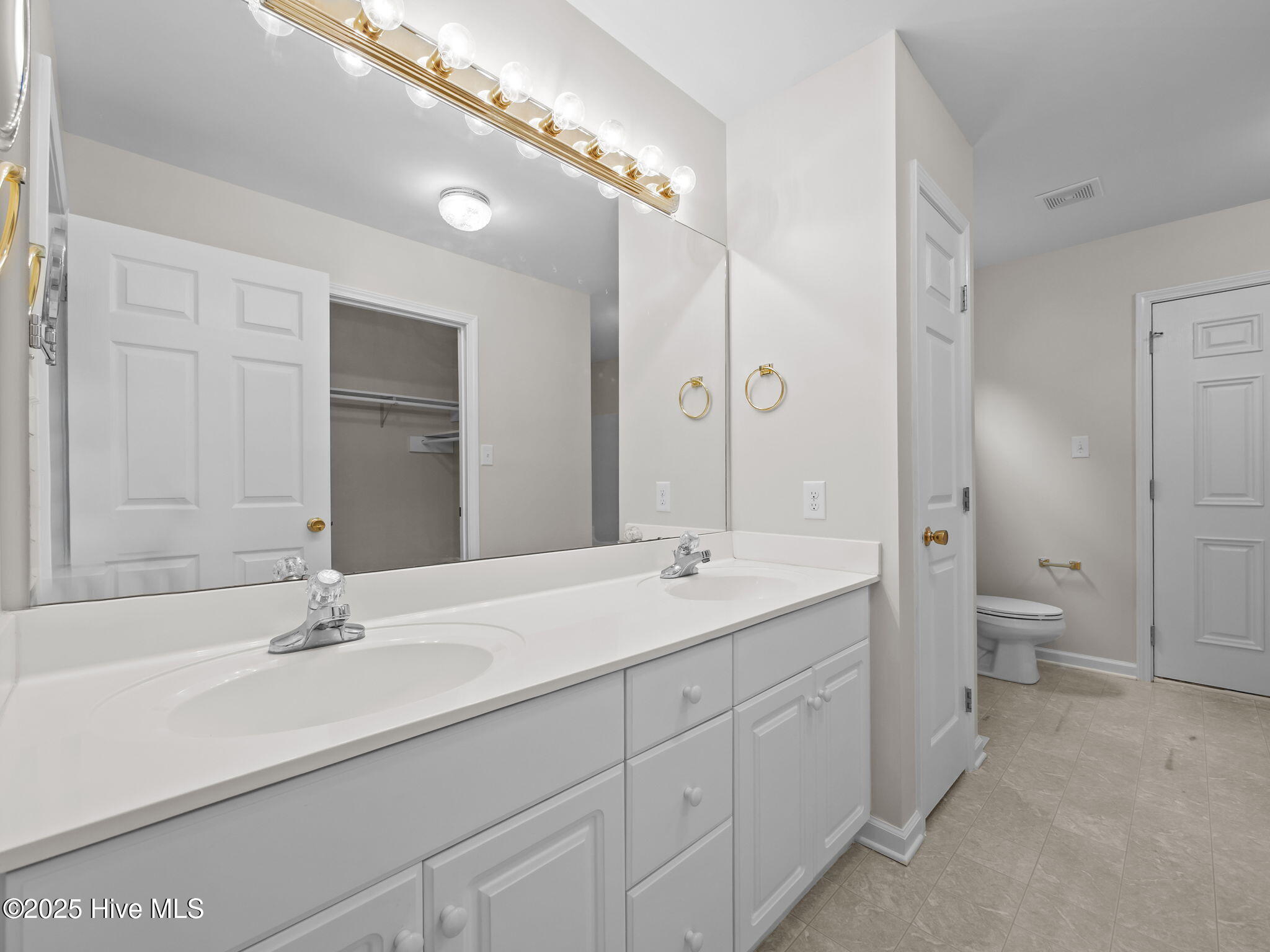 100536740 | Photo 18