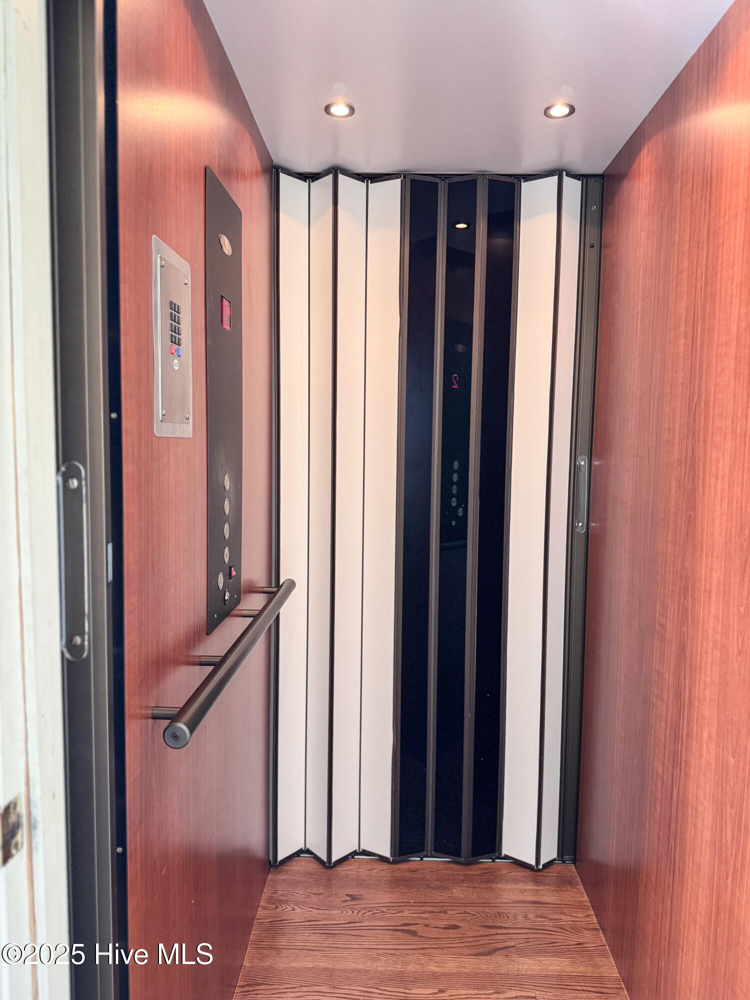 100501936 | Photo 73